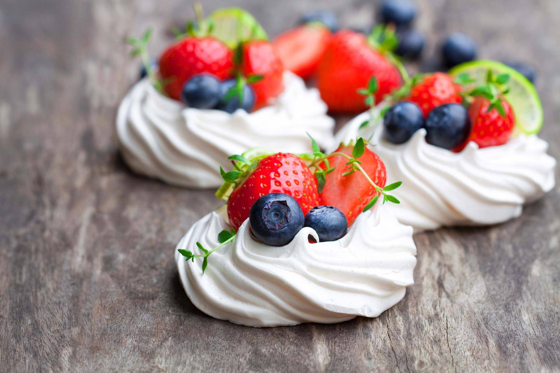 Bezglutenowa beza Pavlova z czerwonymi borówkami - przepisy Cake Factory | Tefal