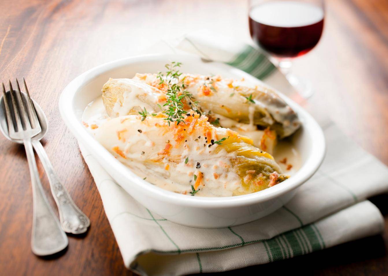 Duszone cykorie z szynką i sosem - przepisy Cook4Me | Tefal