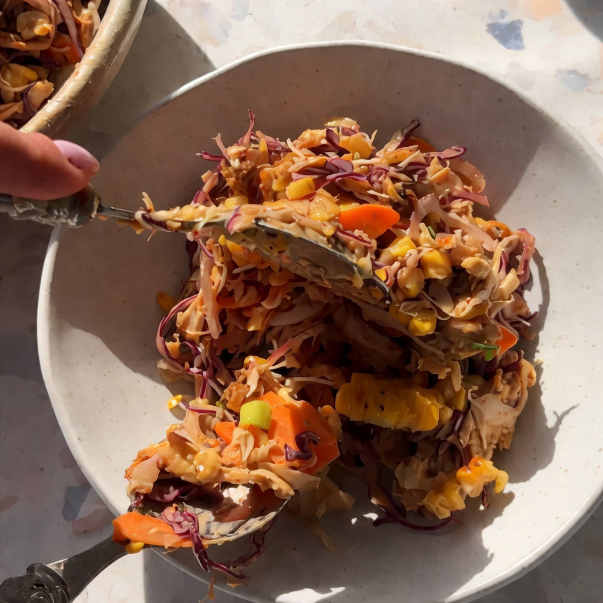 Sałatka z szarpanym kurczakiem, pieczoną kukurydzą i dressingiem orzechowym - przepisy EASY FRY OVEN & GRILL 9 in 1 | Tefal