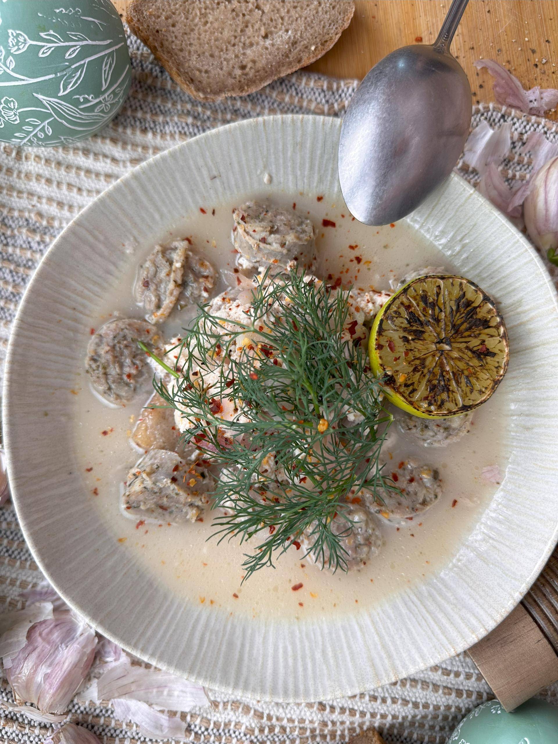 Biała kiełbasa duszona w maślance - przepisy Cook4Me | Tefal