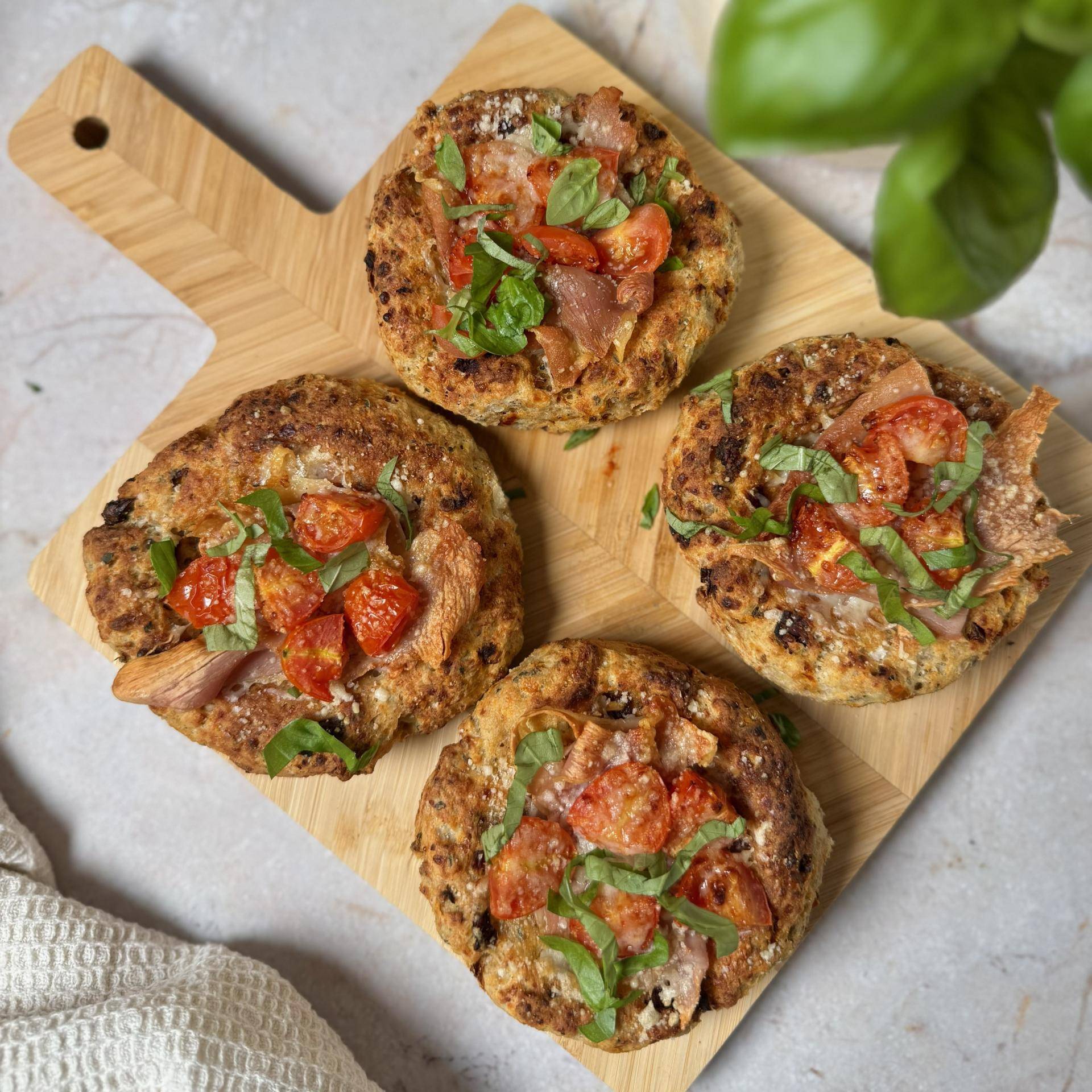 Słone bułeczki z serem cheddar, prosciutto i pomidorkami - przepisy EASY FRY OVEN & GRILL 9 in 1 | Tefal