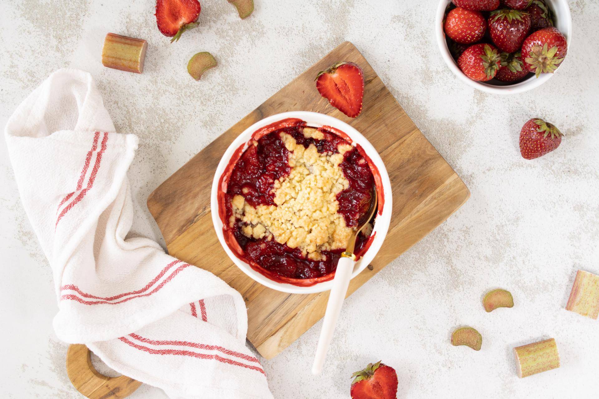 Truskawki i rabarbar pod kruszonką - przepisy Cook4Me | Tefal