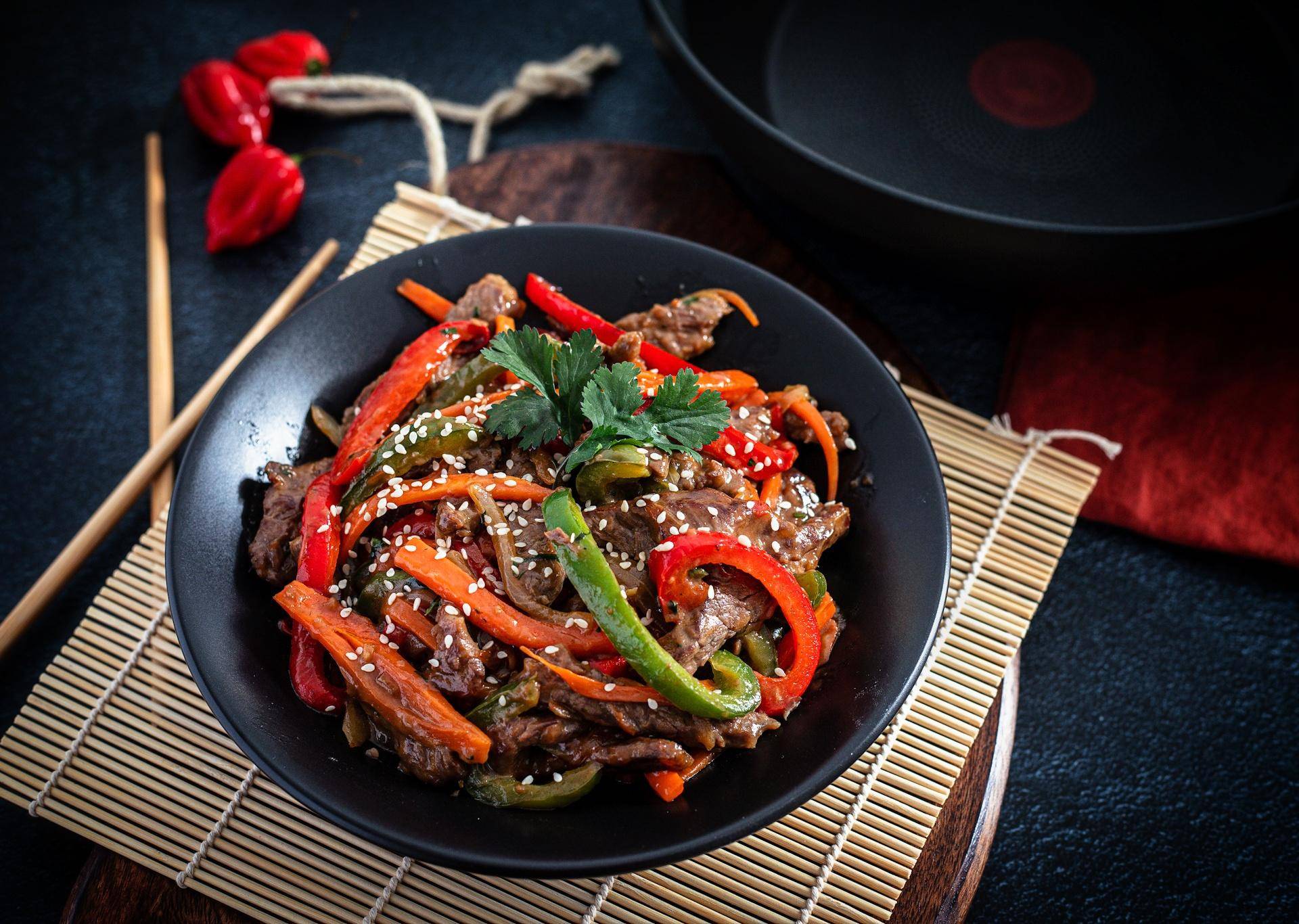 Makaron stir-fry z kurczakiem i warzywami - przepisy Patelnie i Garnki | Tefal