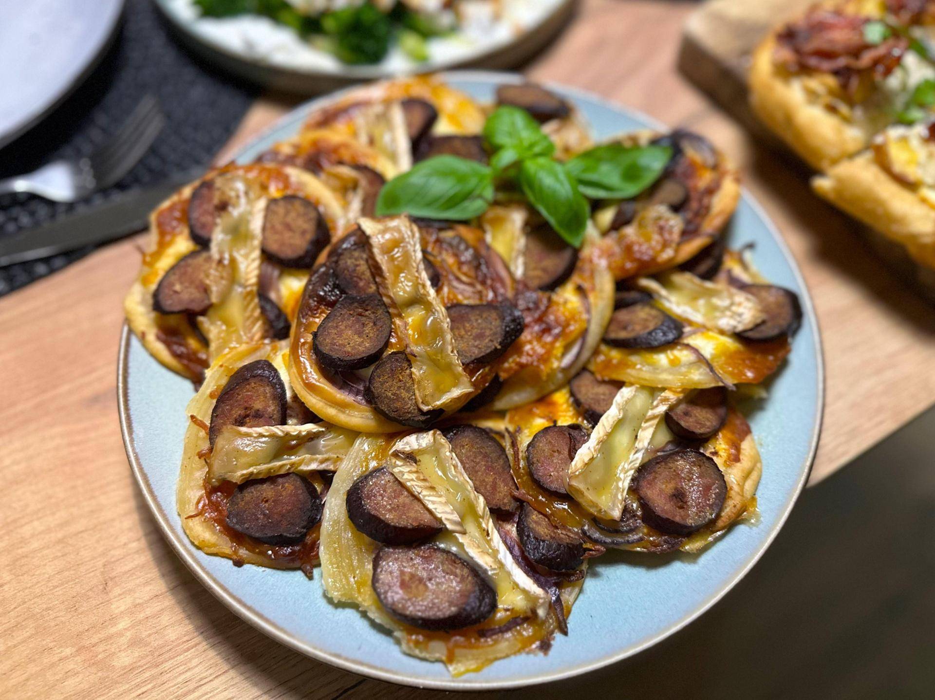 Mini pizzerinki z kiełbasą - przepisy Cook4Me | Tefal