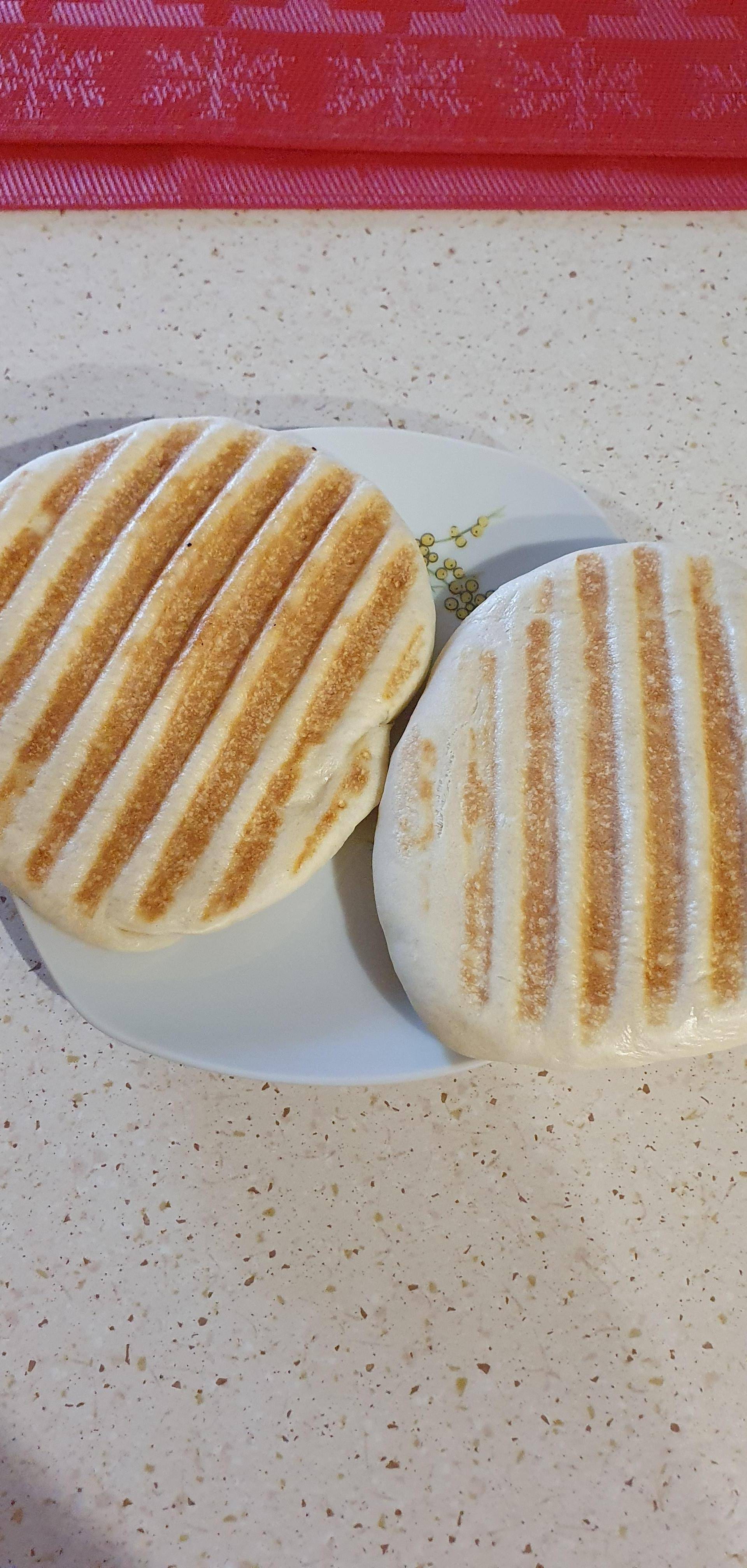 Greckie kotlety z fetą, sosem tzatziki i chlebkiem pita wg Eweliny Różańskiej - przepisy OptiGrill 4in1 | Tefal