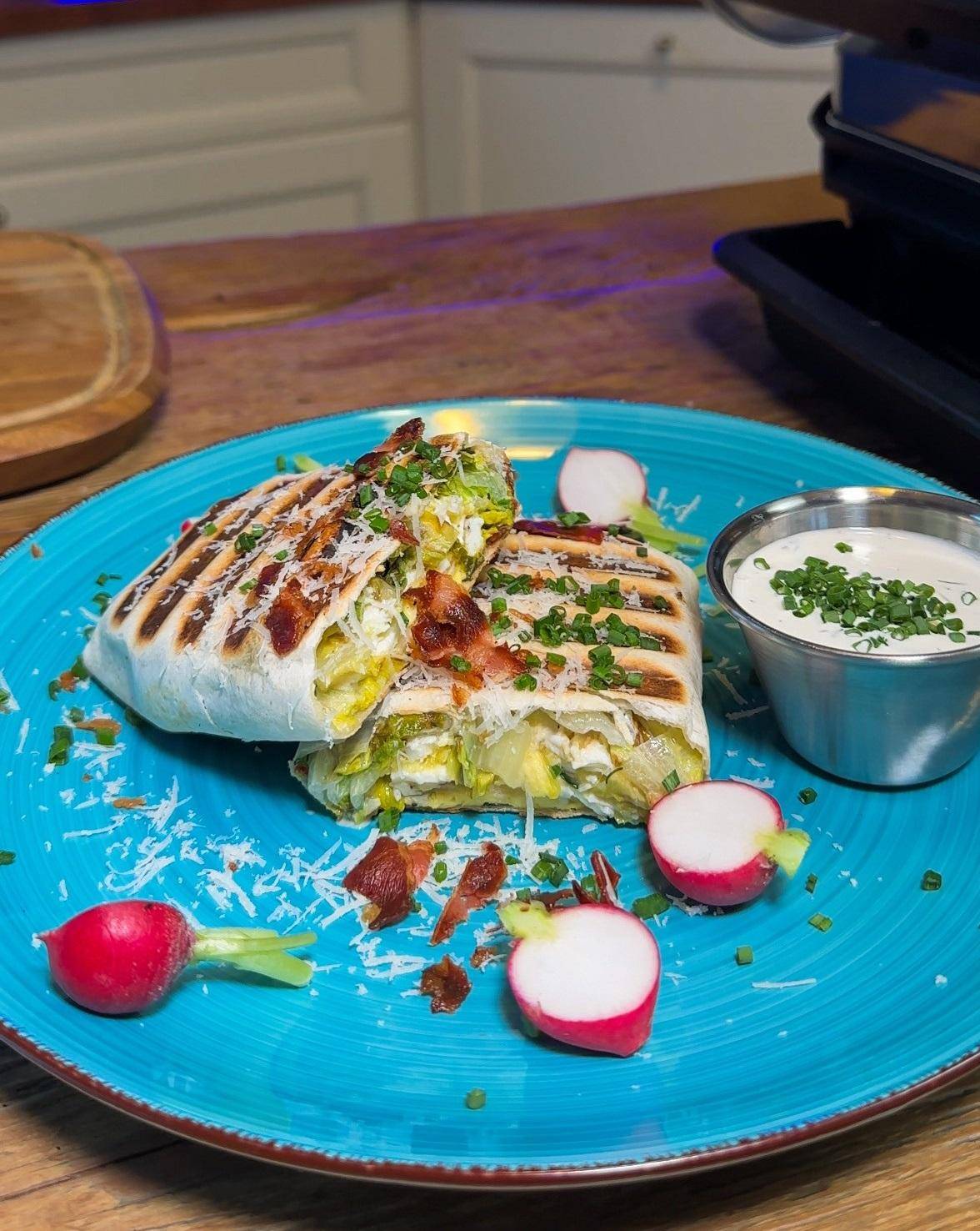 Wrap śniadaniowy z grillowaną sałatą rzymską z ranch dressingiem, jajecznicą, parmezanem ze szczypiorkiem i chipsami z boczku - przepisy Optigrill Elite | Tefal