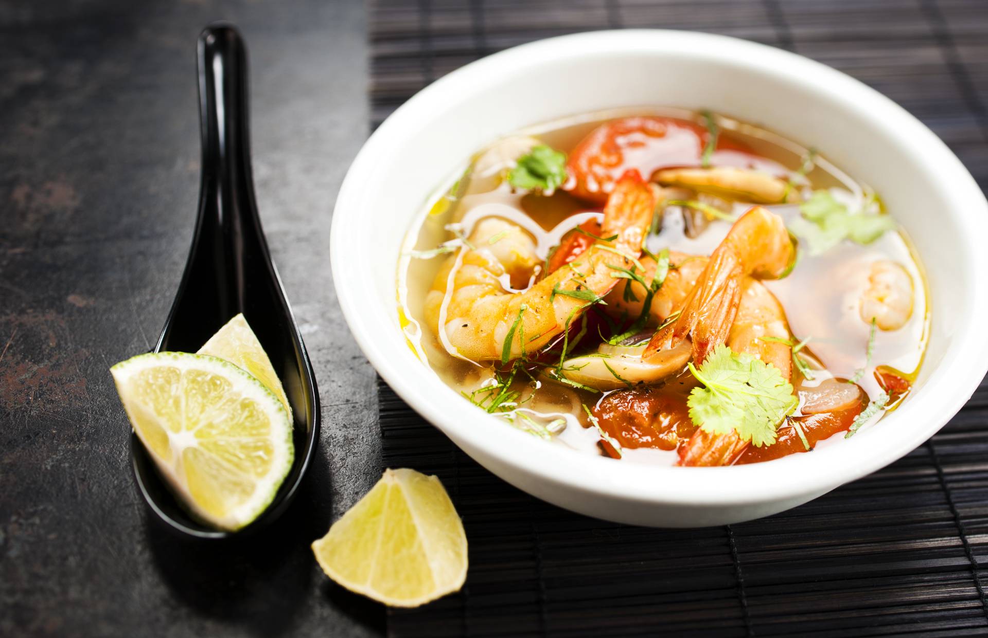 Tajska zupa tom yam z krewetkami - przepisy Cook4Me | Tefal