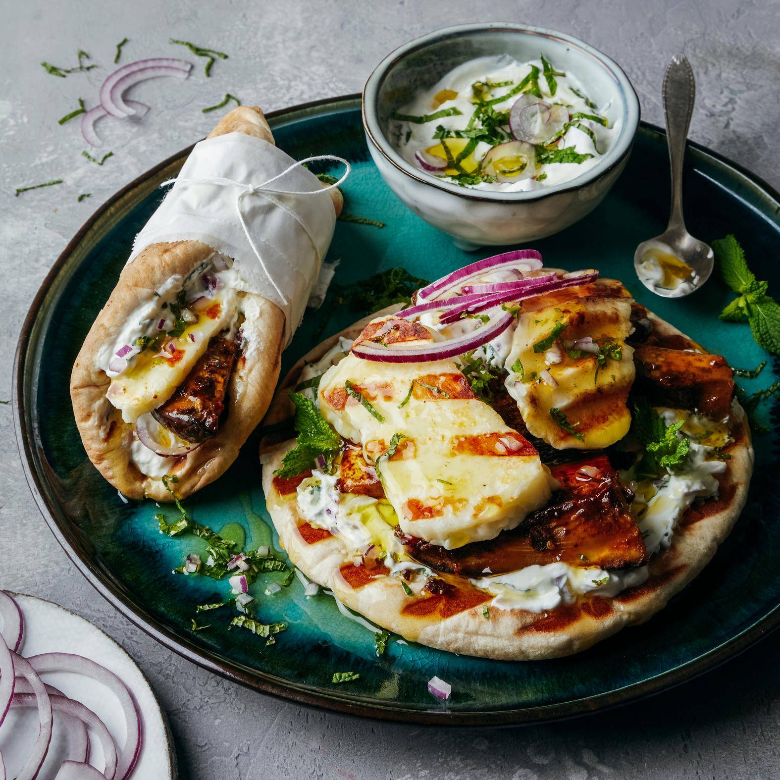 Grillowany bakłażan i tortille z serem halloumi w sosie jogurtowym - przepisy OptiGrill 2in1 | Tefal