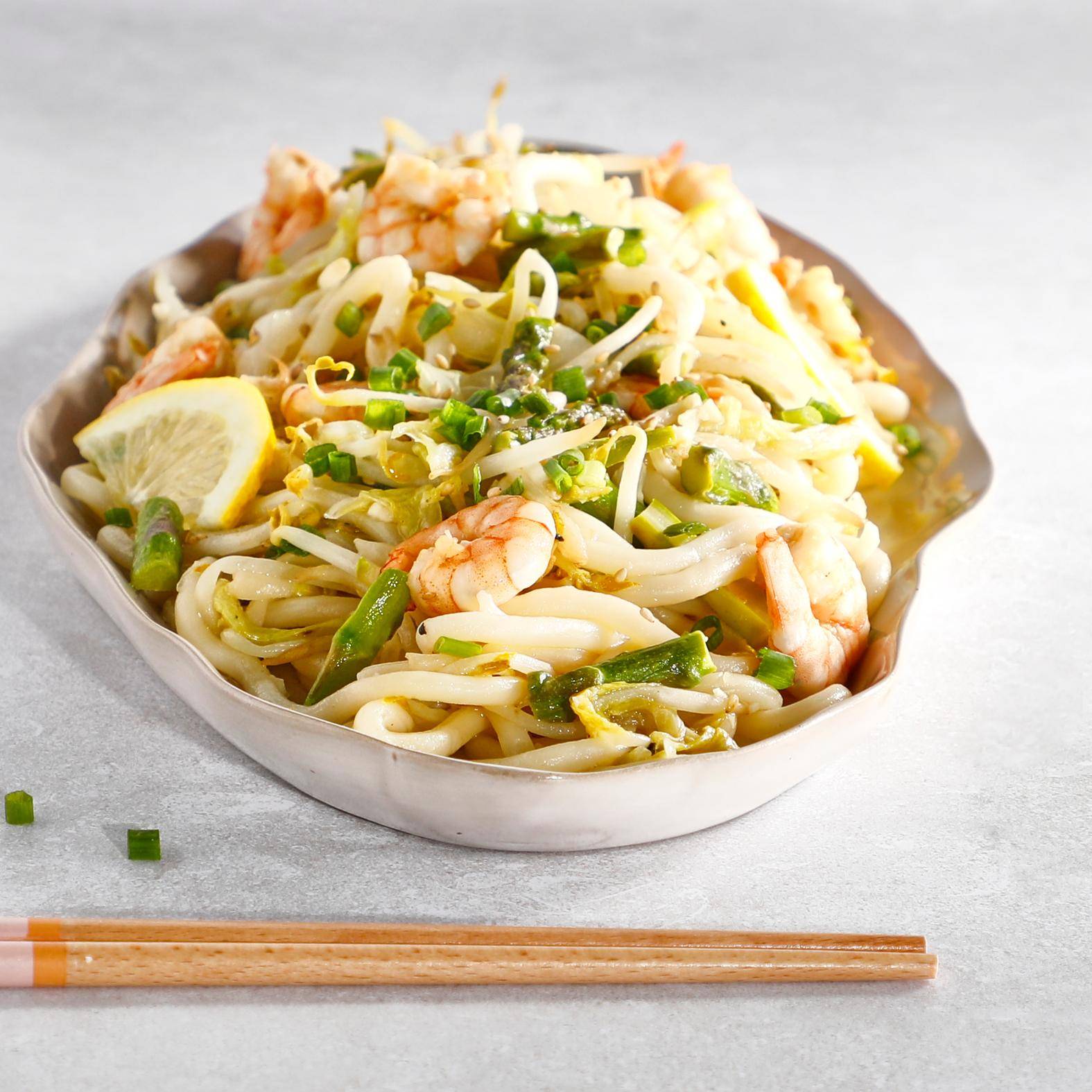 Smażony makaron z warzywami i owocami morza (Yakisoba) - przepisy Patelnie i Garnki | Tefal