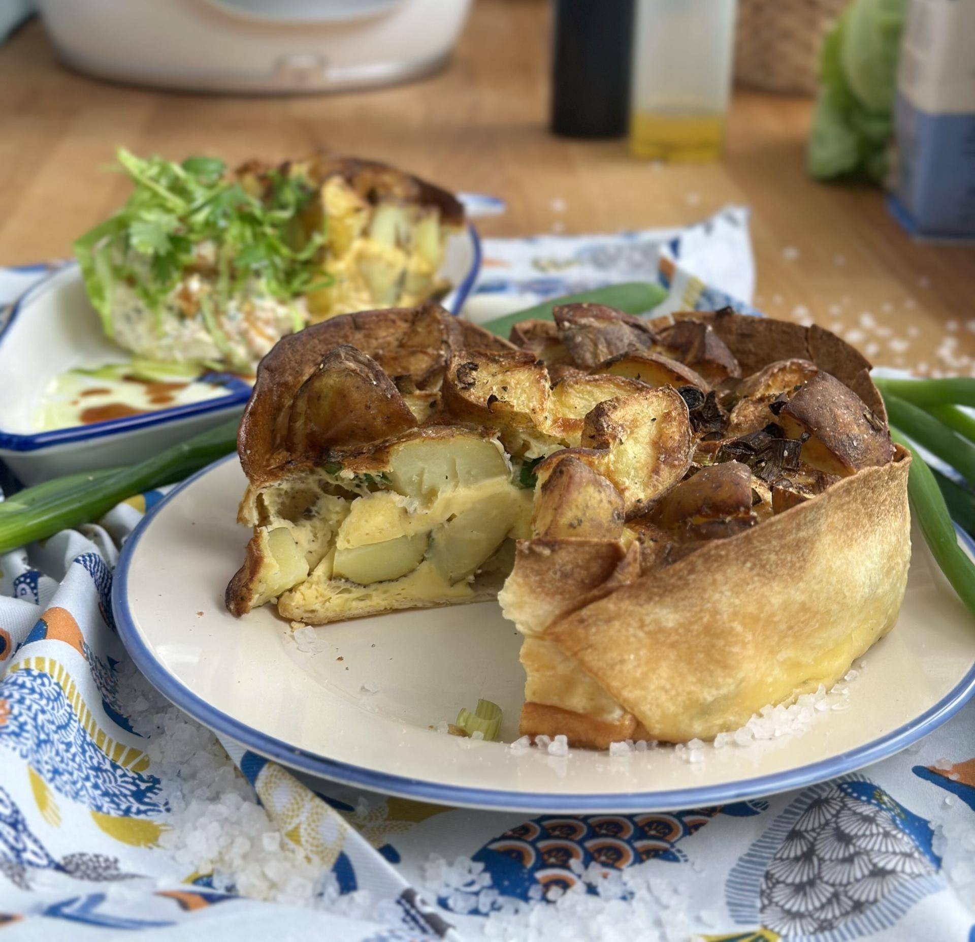 Ekspresowa tarta z młodymi ziemniakami, dymką i sosem łososiowym - przepisy Cook4Me | Tefal