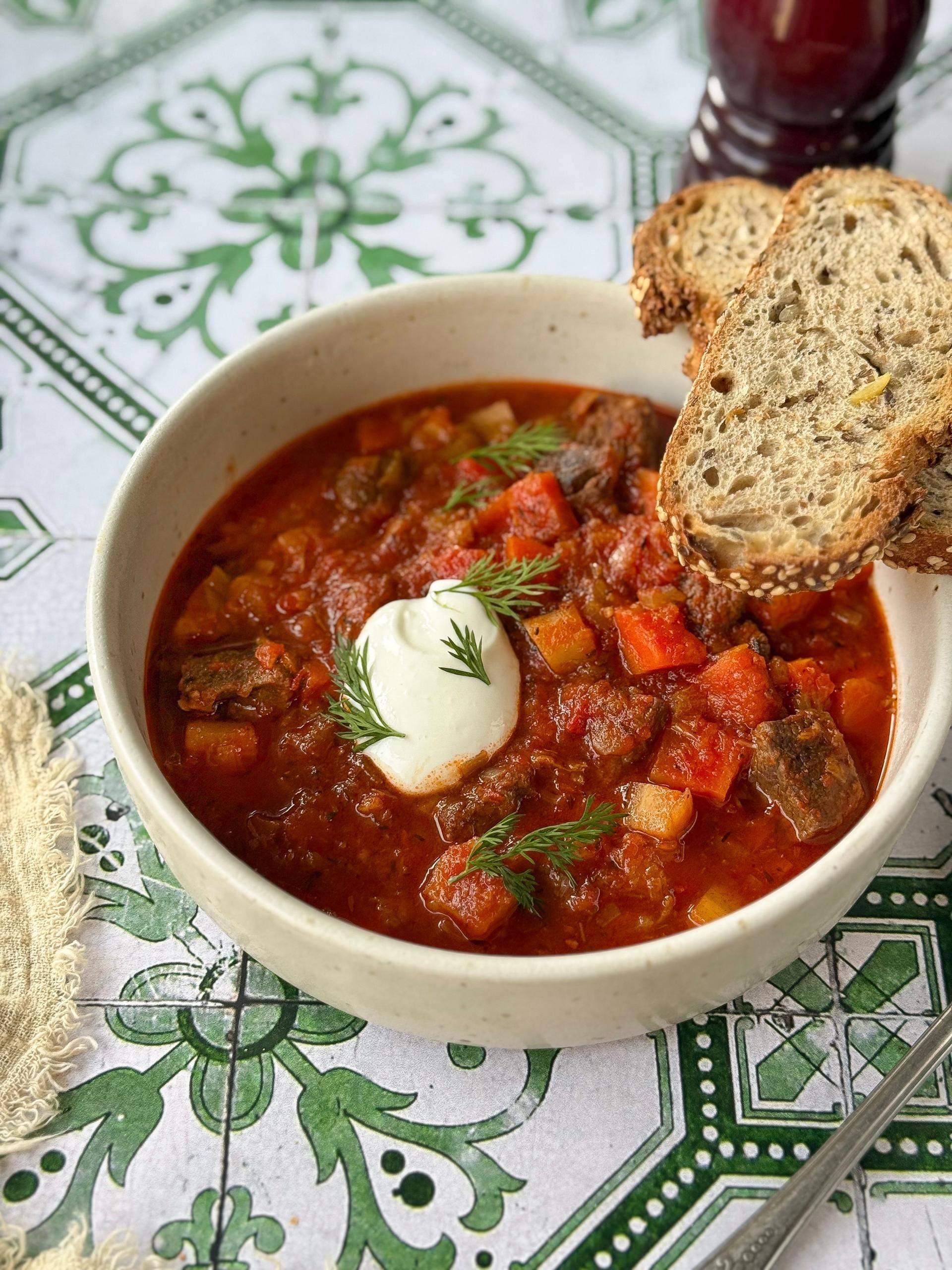 Pomidorowy gulasz wołowy z tymiankiem i marchewką - przepisy Cook4Me | Tefal