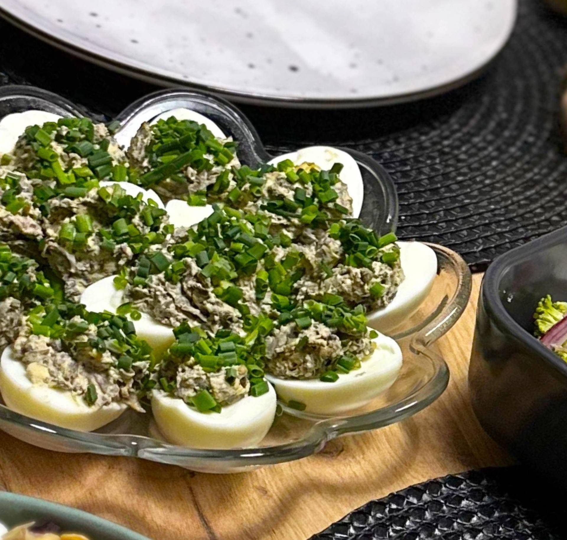 Jajka sadzone z ziemniakami, pieczarkami i skwarkami wędzonymi - przepisy Patelnie i Garnki | Tefal