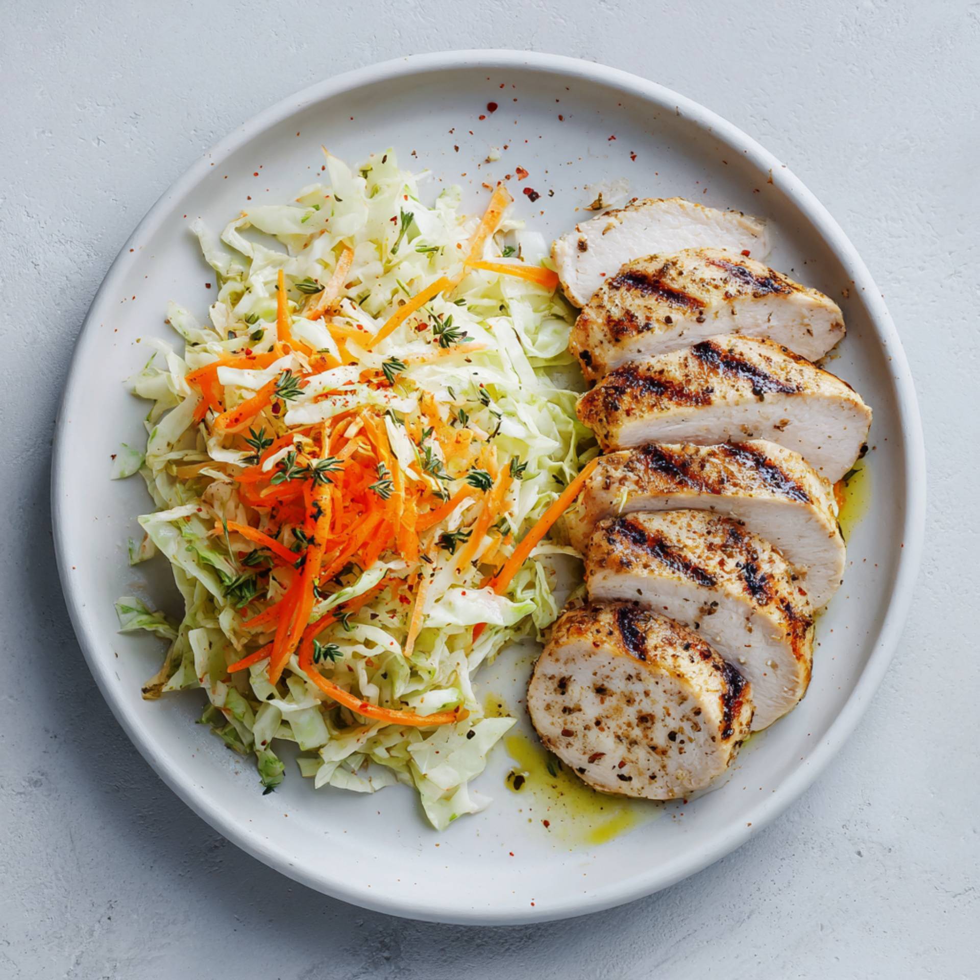 Grillowany filet z piersi indyka z sałatką z kapusty pekińskiej i marchewki - przepisy OptiGrill XL | Tefal