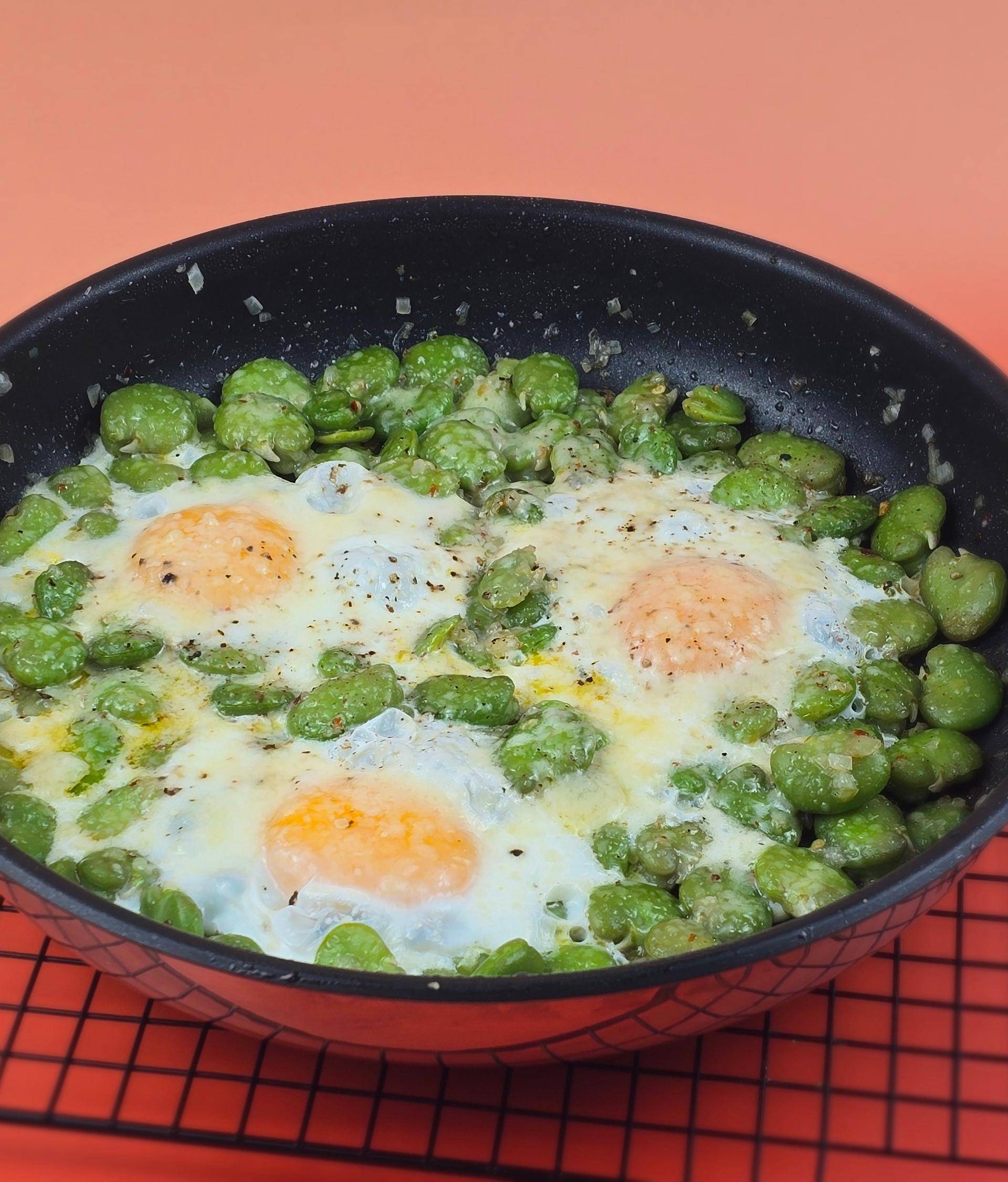 Smażony bób z jajkami - przepisy Patelnie i Garnki | Tefal