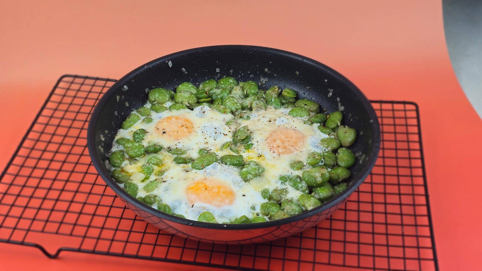 Smażony bób z jajkami - przepisy Patelnie i Garnki | Tefal