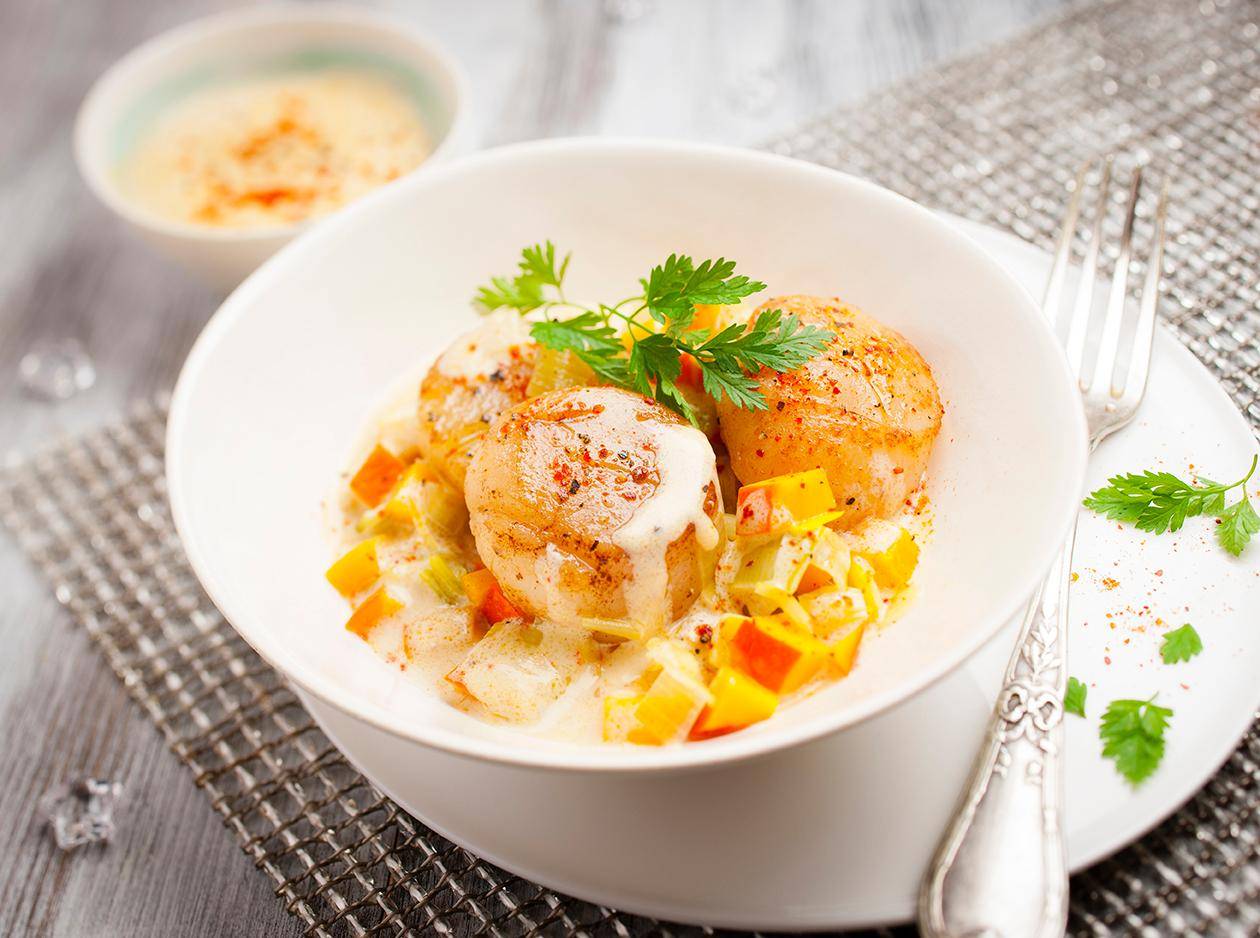 Pieczone przegrzebki z winem Chablis - przepisy Cook4Me | Tefal