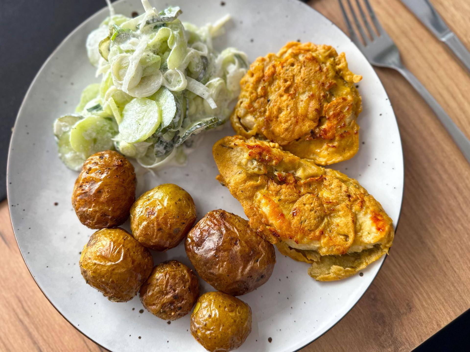 Letni obiad - kurczak w cieście z młodymi ziemniakami i mizerią - przepisy Cook4Me | Tefal