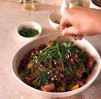 Sałatka z chrupiącym ryżem i łososiem - przepisy Dual EasyFry | Tefal