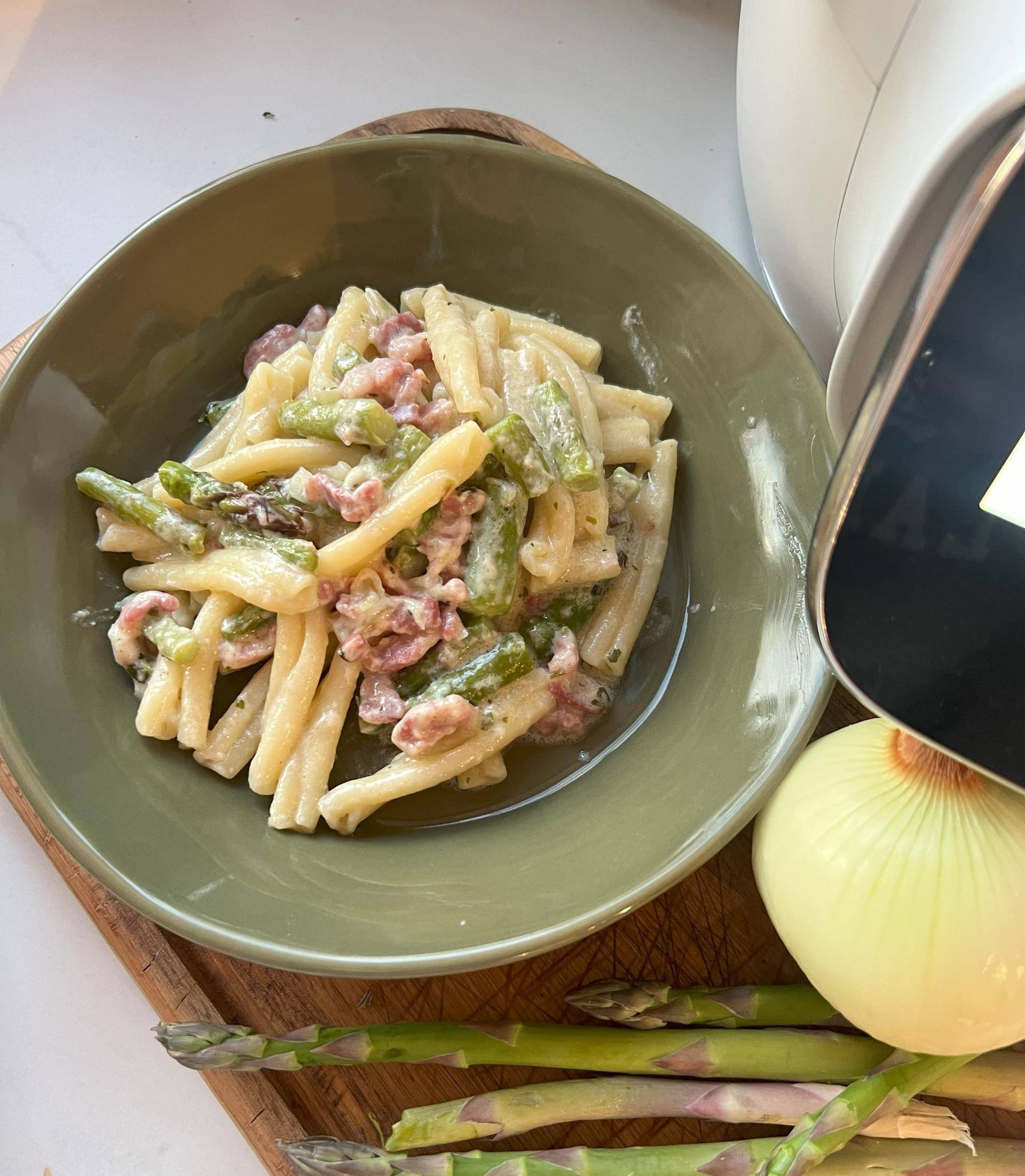 Makaron z boczkiem i szparagami - przepisy Cook4Me | Tefal