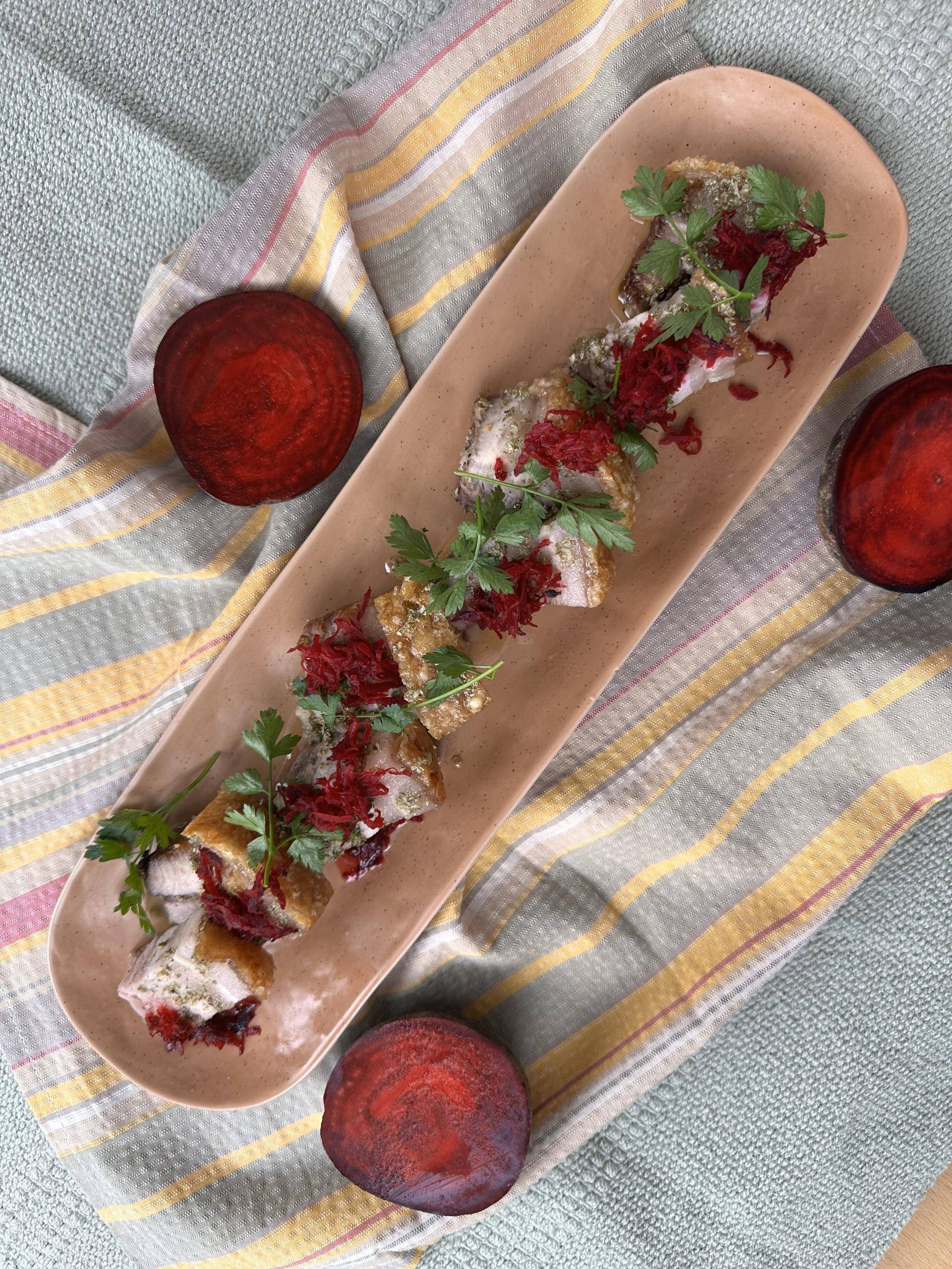 Chrupiący boczek ze słodkim sosem czosnkowo-majerankowym - przepisy Cook4Me | Tefal