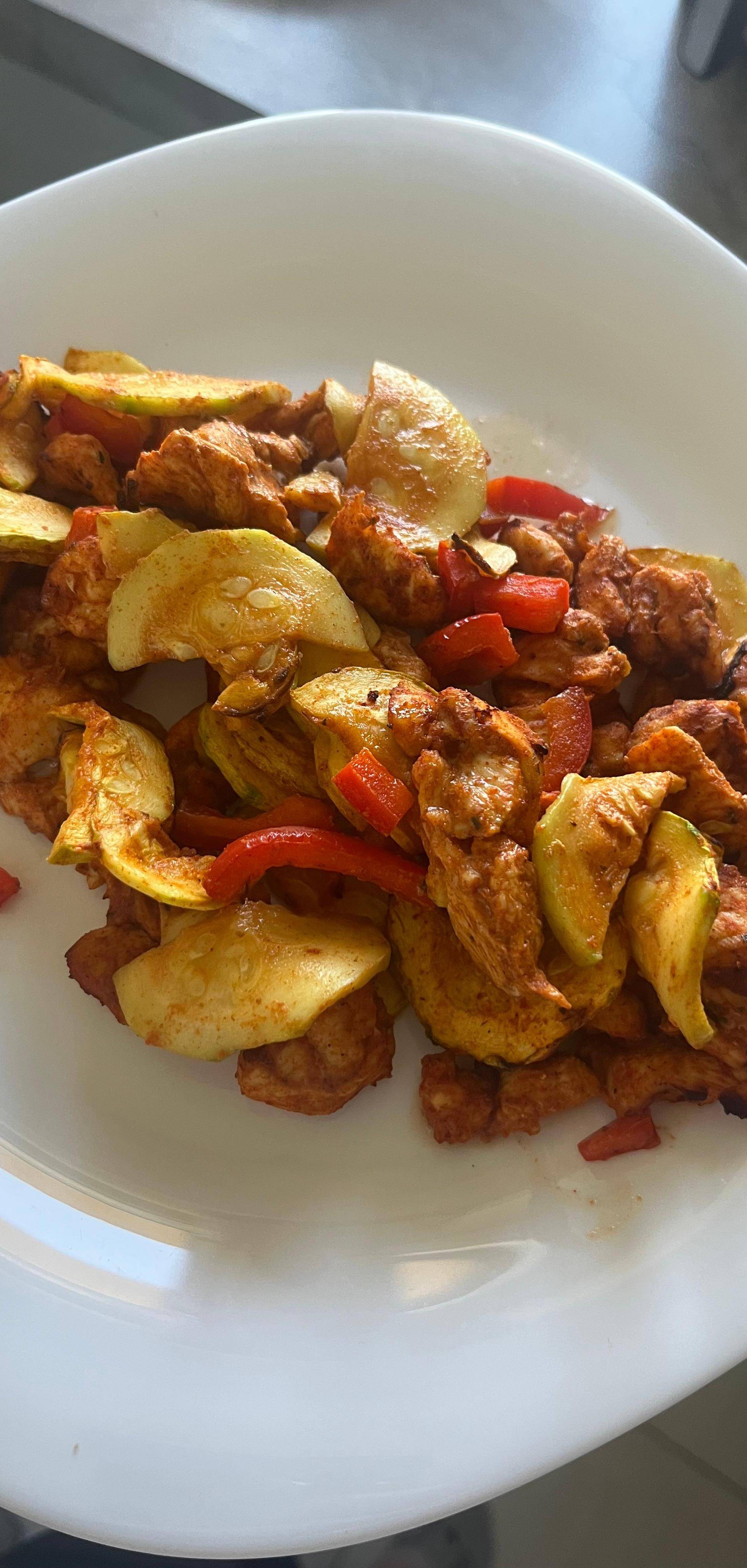 Filety z kurczaka z boczkiem, warzywami i czerwonym pesto - przepisy Easy Fry Mega | Tefal