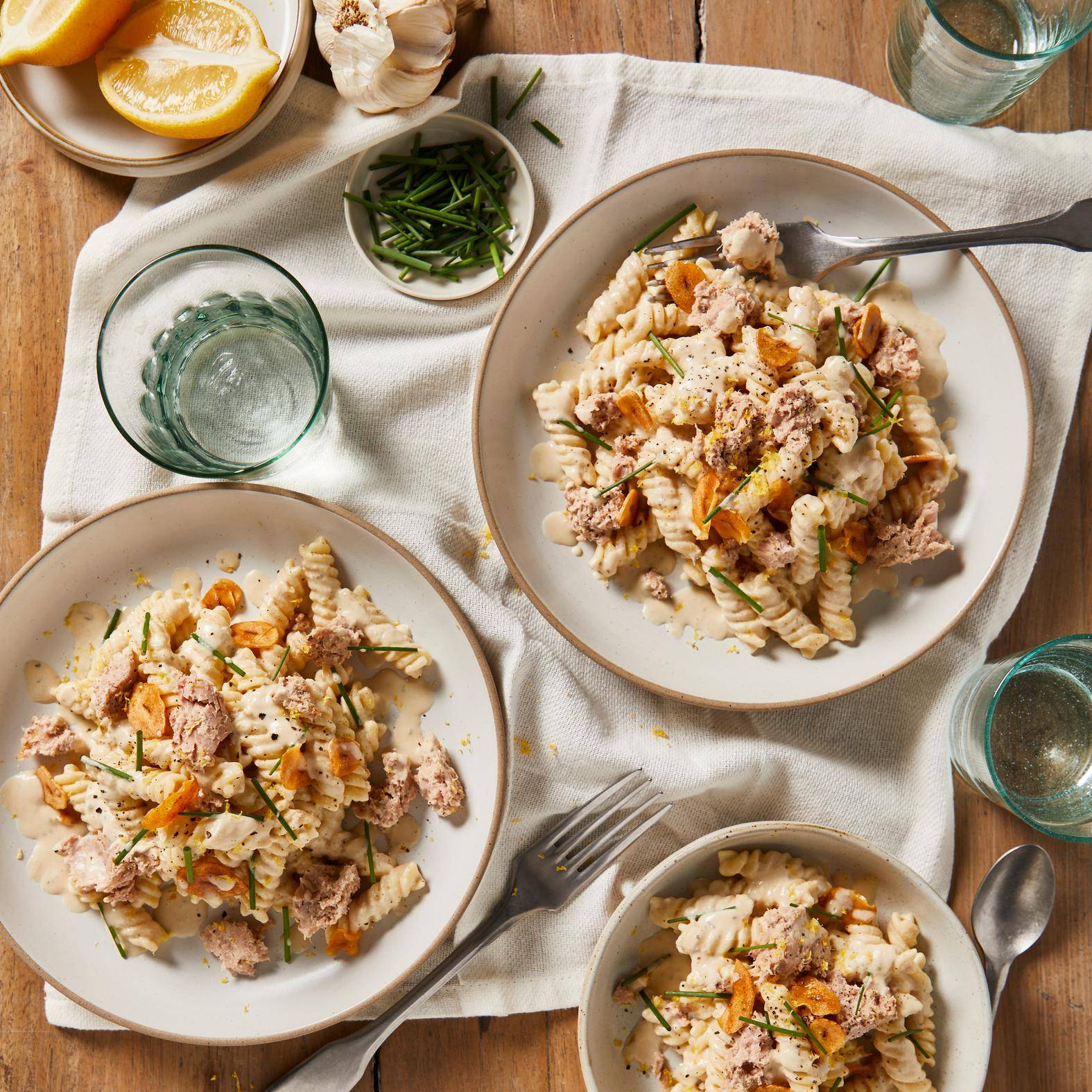 Makaron świderki z tuńczykiem, czosnkiem i sosem cytrynowym - przepisy Patelnie i Garnki | Tefal