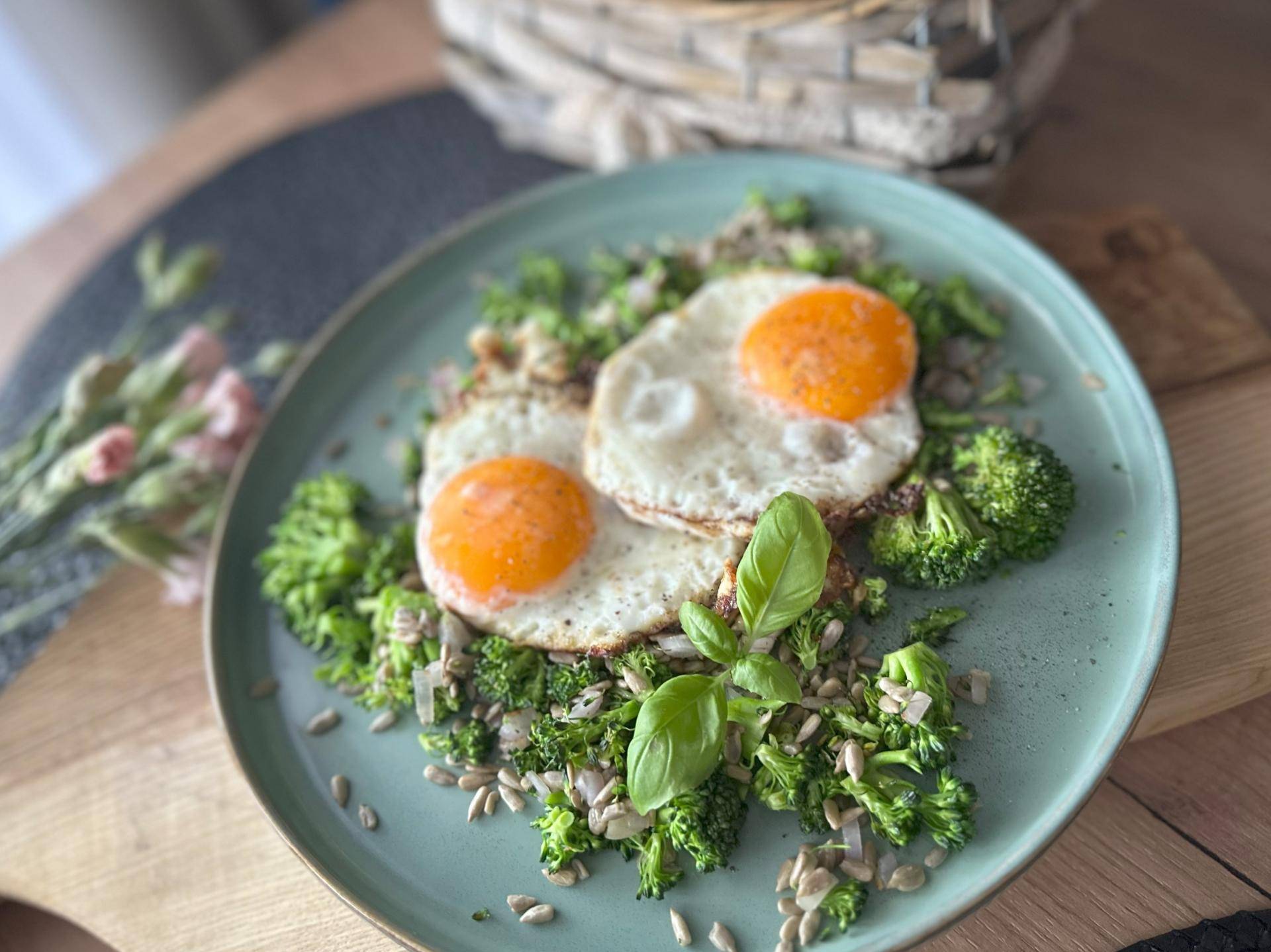 Keto brokuły z sadzonym jajkiem - przepisy Cook4Me | Tefal