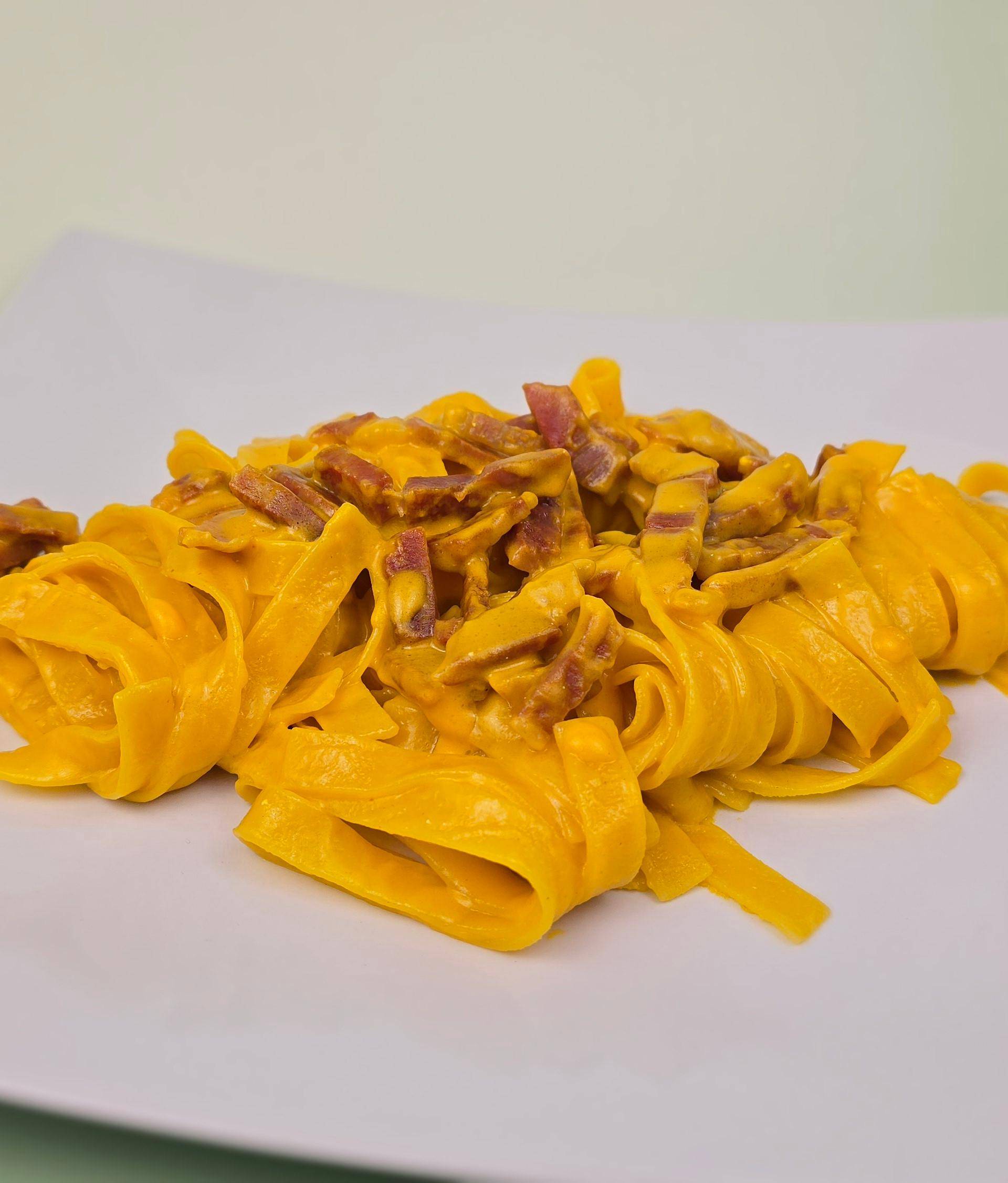 Tagliatelle z kremem z Parmigiano Reggiano i szafranem - przepisy Patelnie i Garnki | Tefal