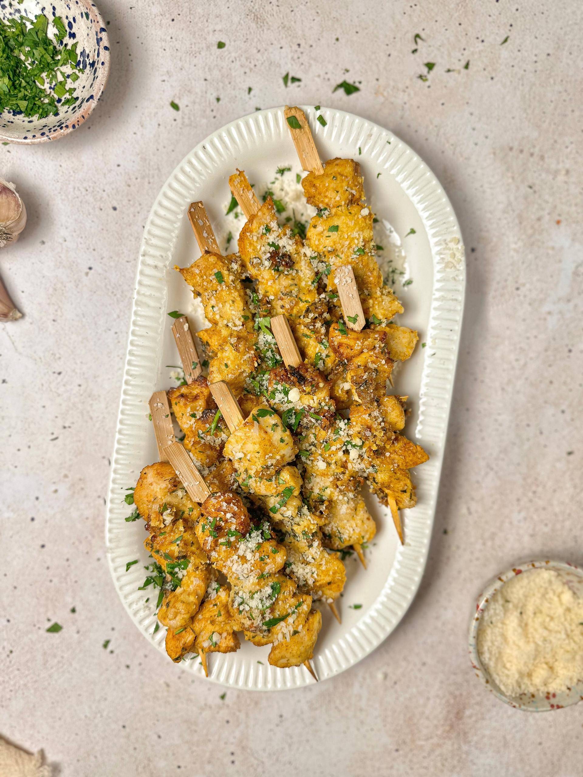 Szaszłyki z kurczaka z czosnkowym masełkiem i parmezanem - przepisy EASY FRY GRILL & STEAM 3 in 1 | Tefal