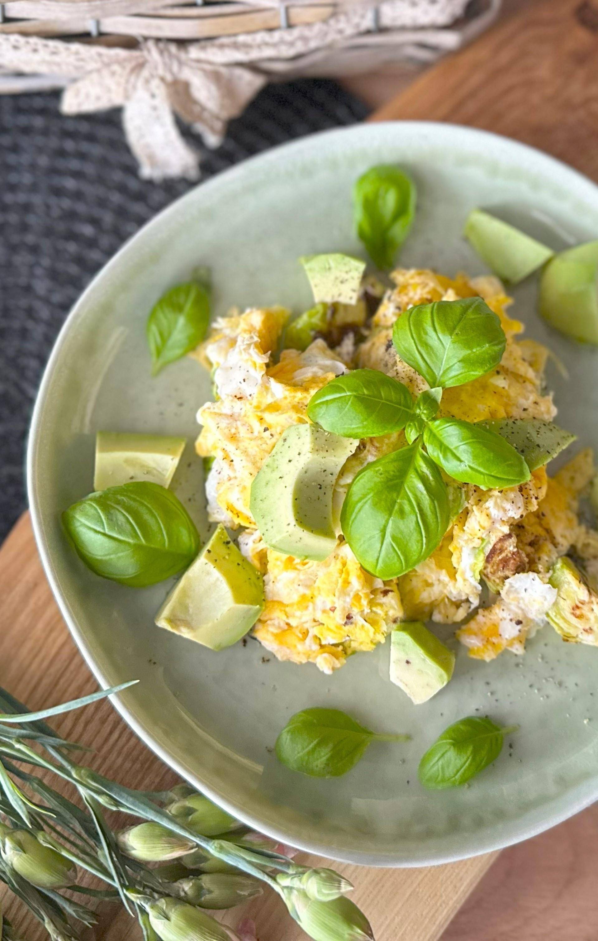 Keto jajecznica z brukselką - przepisy Cook4Me | Tefal