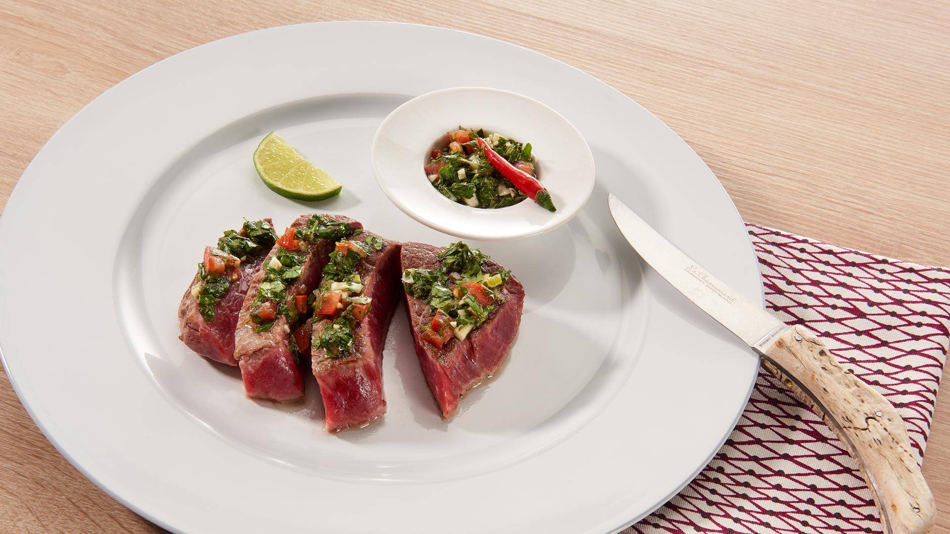 Gruby stek w sosie chimichurri - przepisy Patelnie i Garnki | Tefal