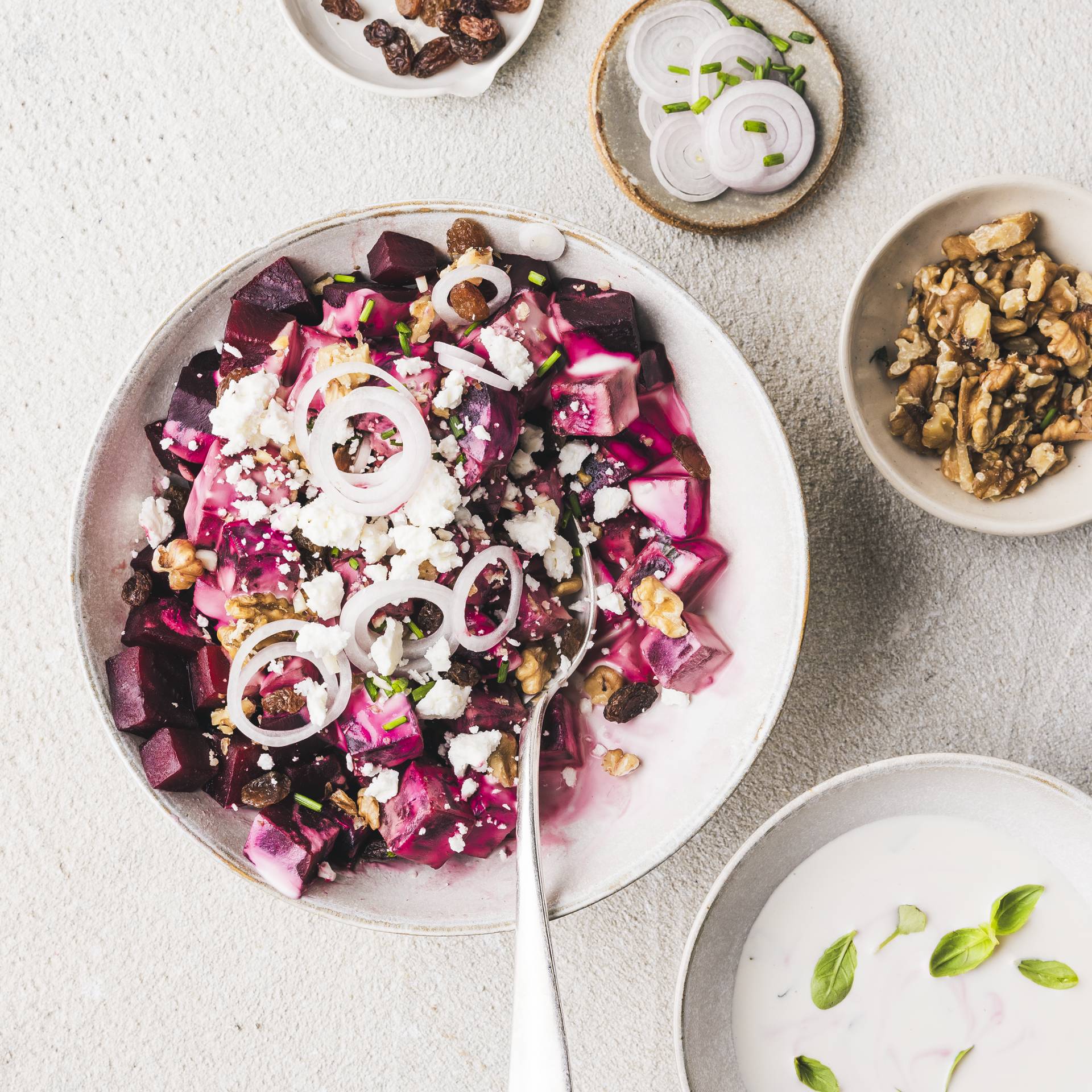 Sałatka z burakiem, fetą, orzechami i rodzynkami - przepisy Cook4Me | Tefal