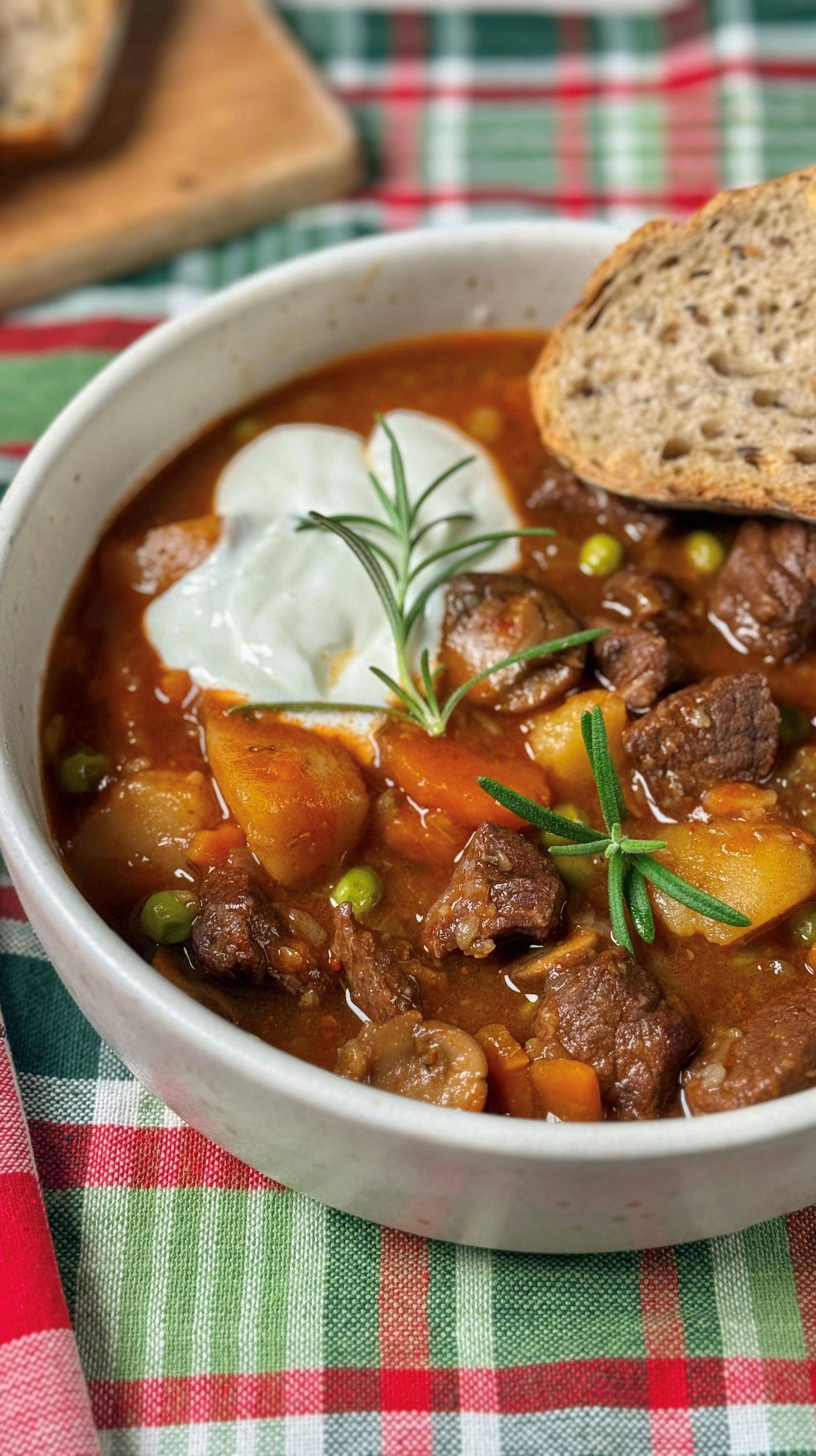 Gulasz wołowy na czerwonym winie z rozmarynem - przepisy Cook4Me | Tefal