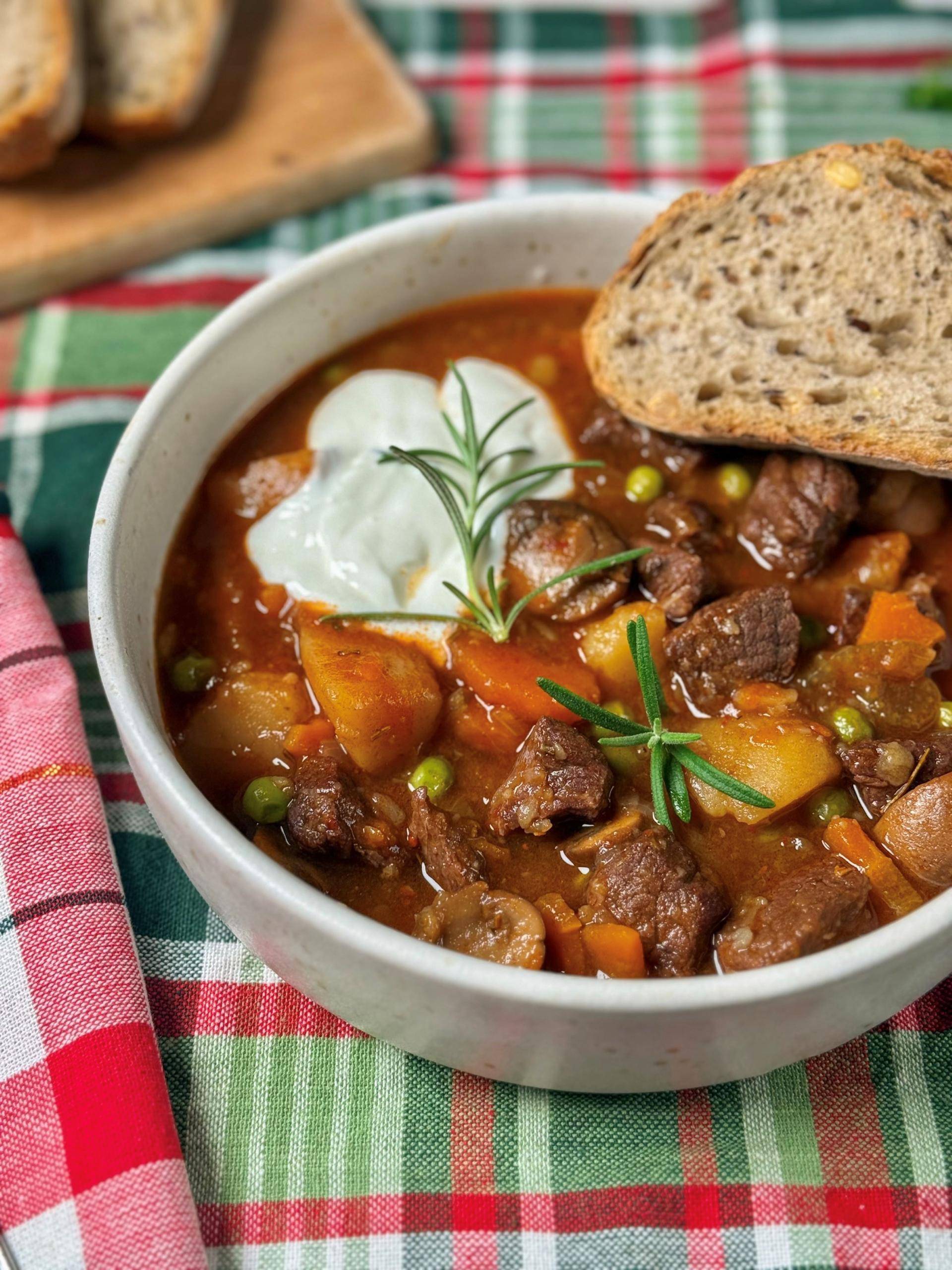 Gulasz wołowy na czerwonym winie z rozmarynem - przepisy Cook4Me | Tefal