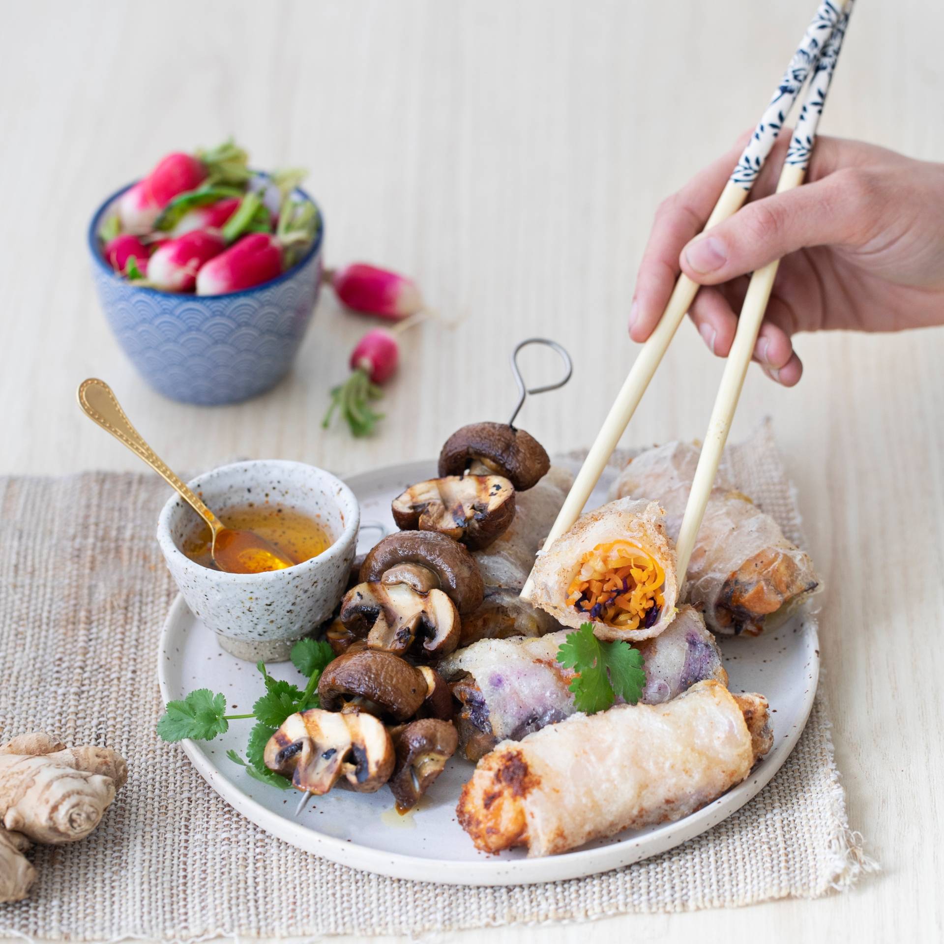 Pieczarkowe szaszłyki i wegetariańskie sajgonki - przepisy EASY FRY & GRILL 2 in 1 XXL | Tefal