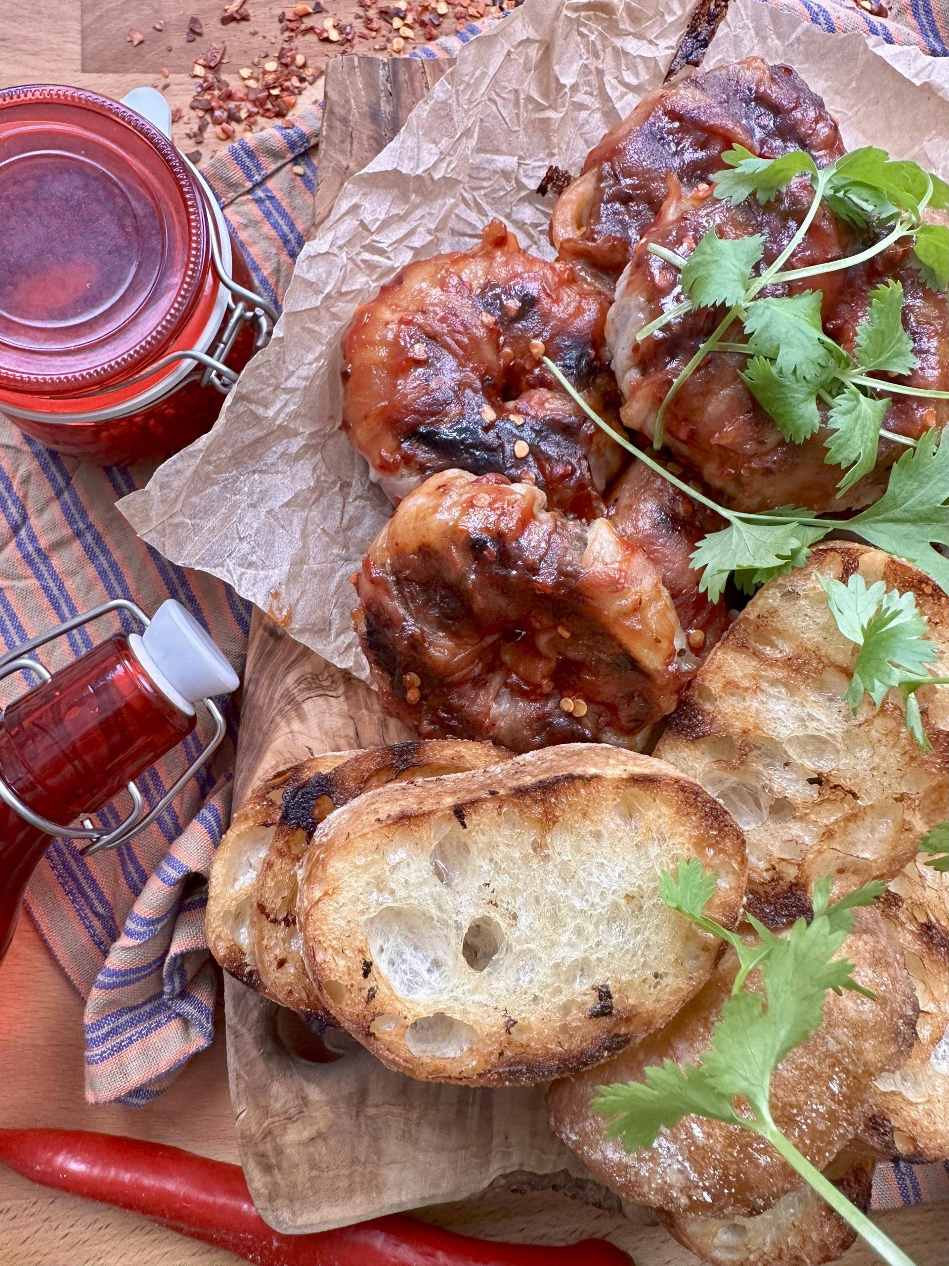 Grillowane precle cebulowe z mięsem mielonym w boczku - przepisy OptiGrill + | Tefal