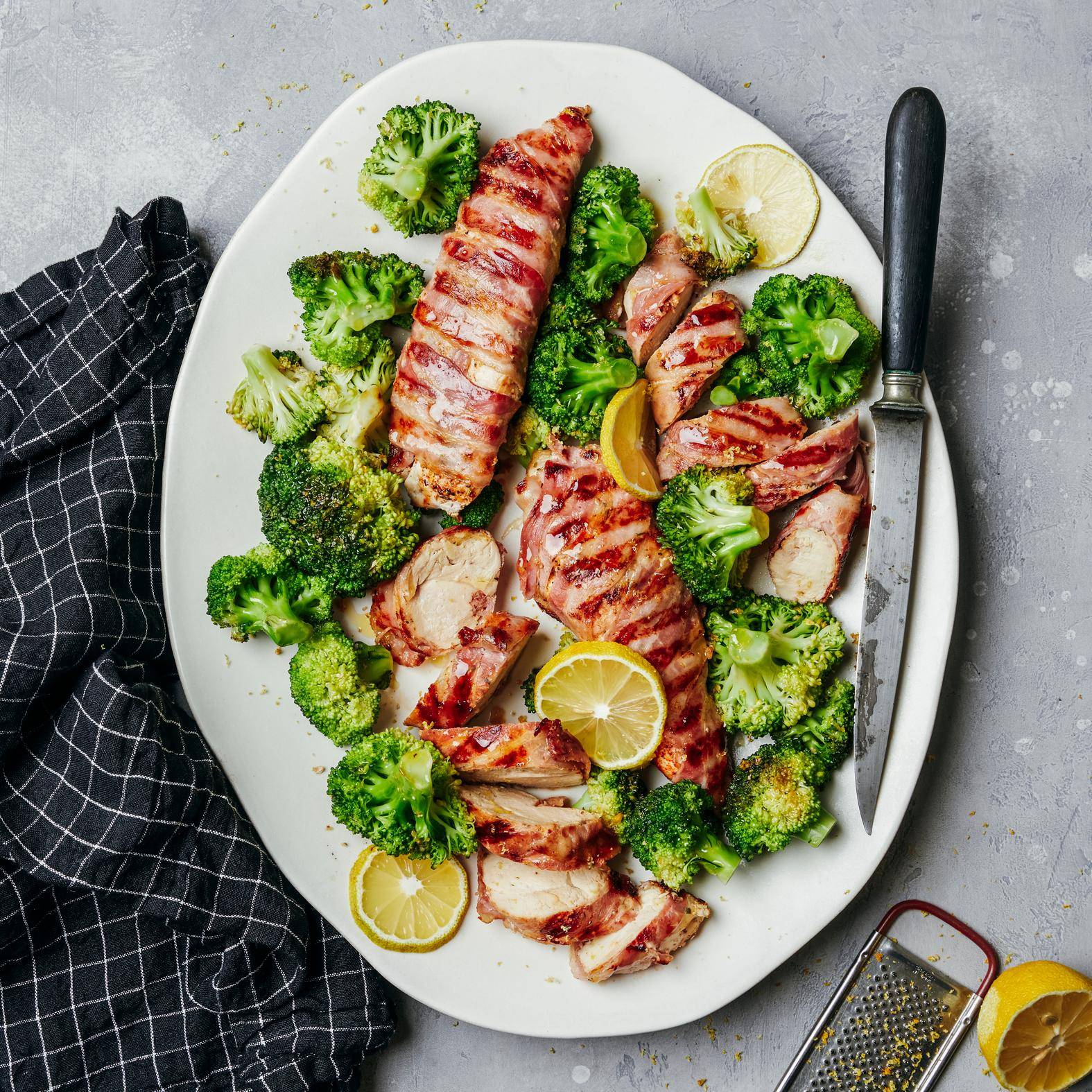 Pieczony kurczak w boczku z brokułami, czosnkiem i cytryną - przepisy OptiGrill 2in1 | Tefal