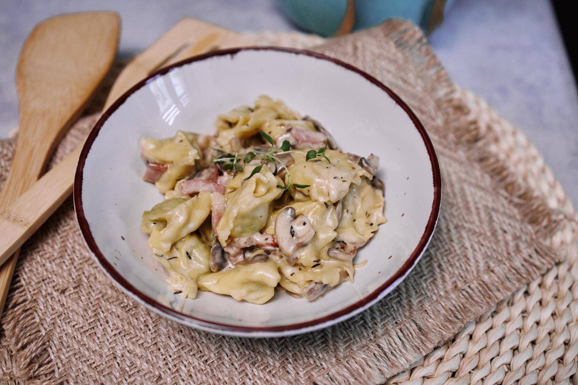 Tortellini z boczkiem i pieczarkami w sosie śmietanowym wg Elżbiety Bogusz - przepisy Cook4Me | Tefal