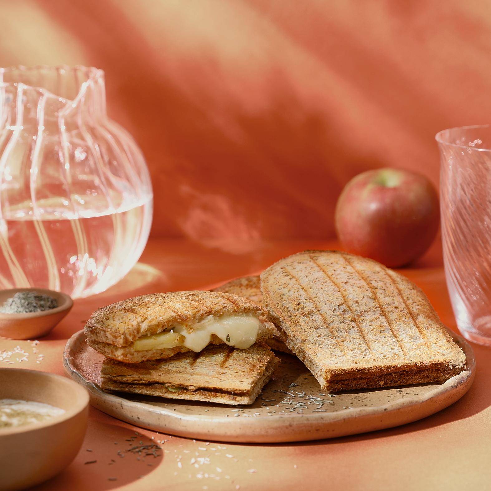Słodko-słona opiekana kanapka z serem brie i jabłkiem - przepisy Snack Collection MECHANICAL | Tefal