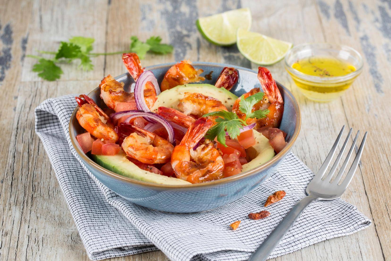 Sałatka z dużych krewetek z awokado i limonką - przepisy Optigrill Elite | Tefal
