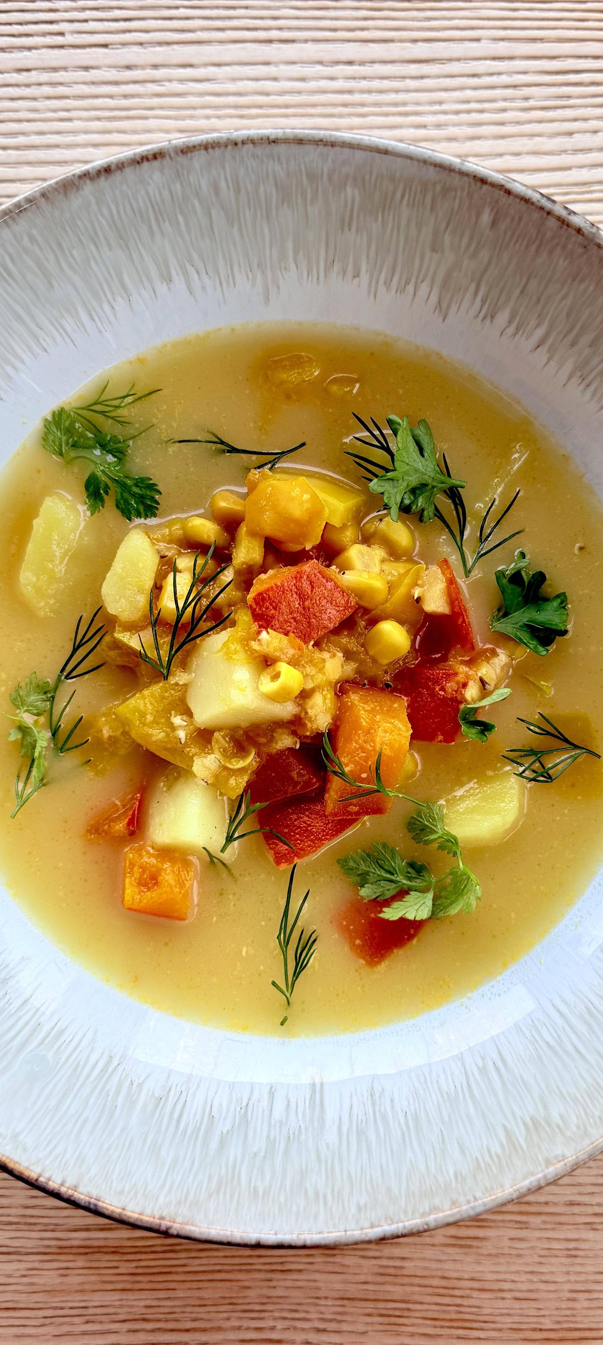 Wiosenna zupa jarzynowa z chrzanem i kiełbaską - przepisy Cook4Me | Tefal