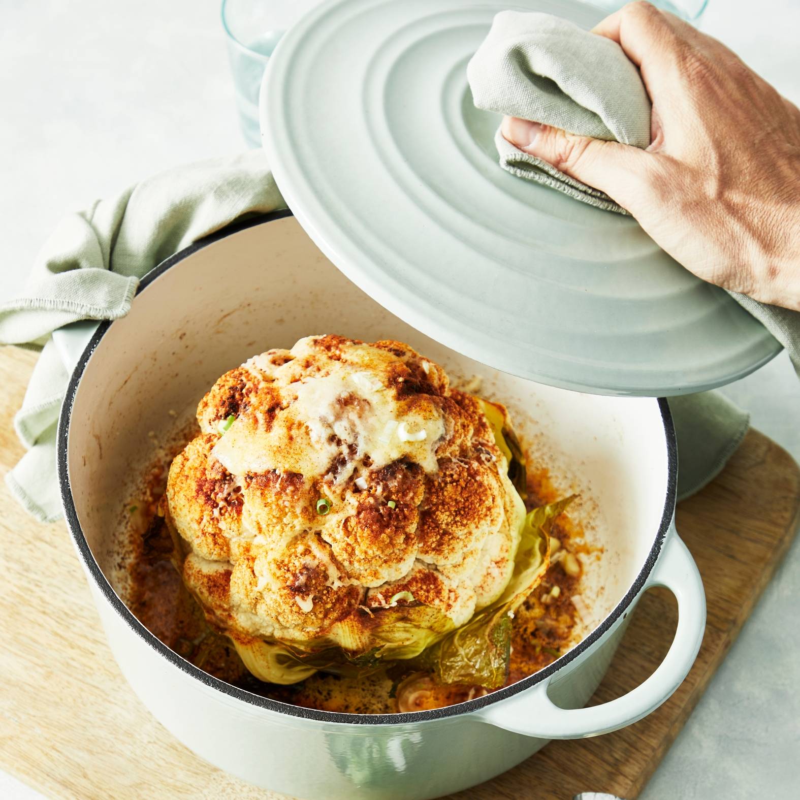 Pieczony kalafior z serem cheddar - przepisy Patelnie i Garnki | Tefal