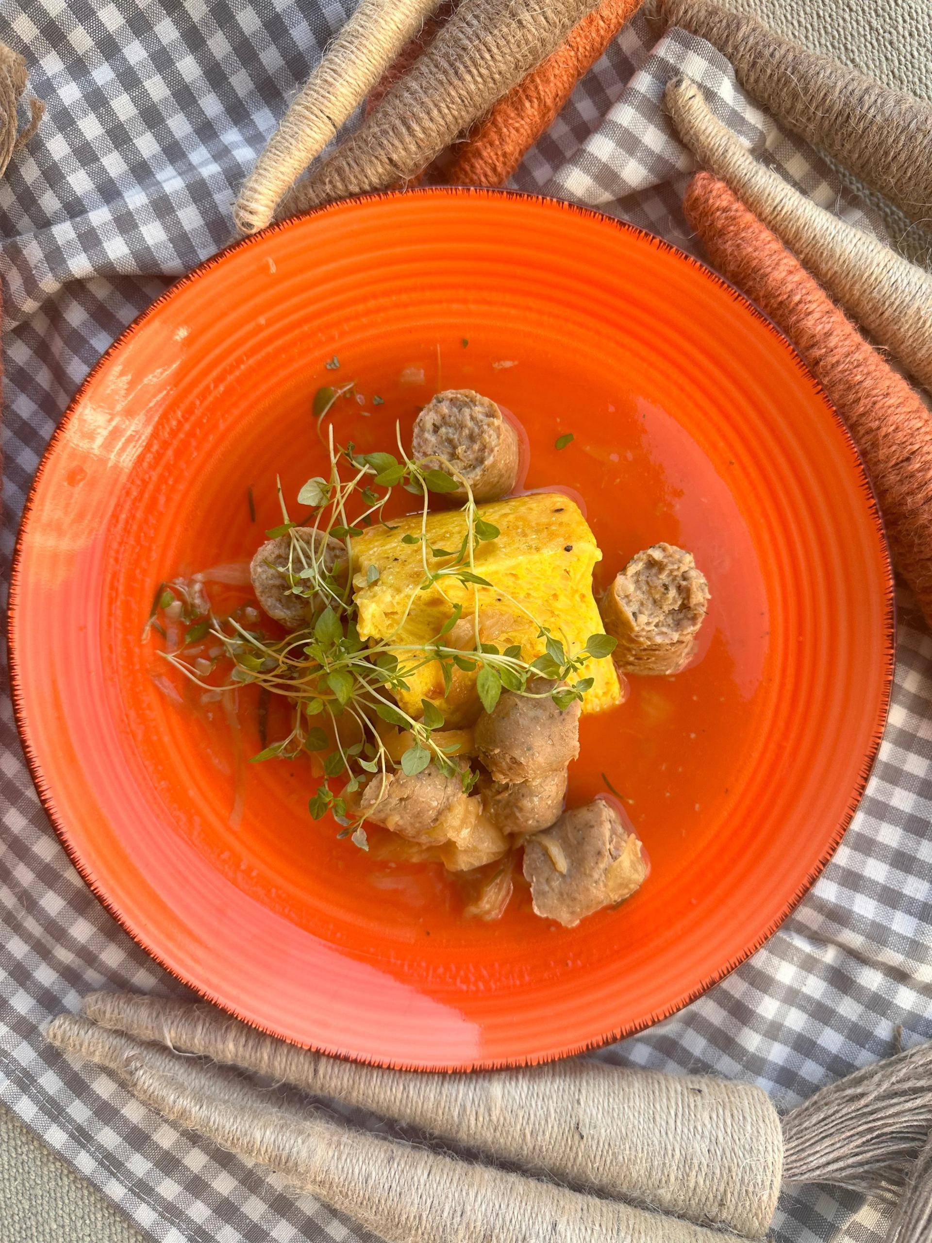 Babka ziemniaczana z białą kiełbasą i cebulą cukrową - przepisy Cook4Me | Tefal