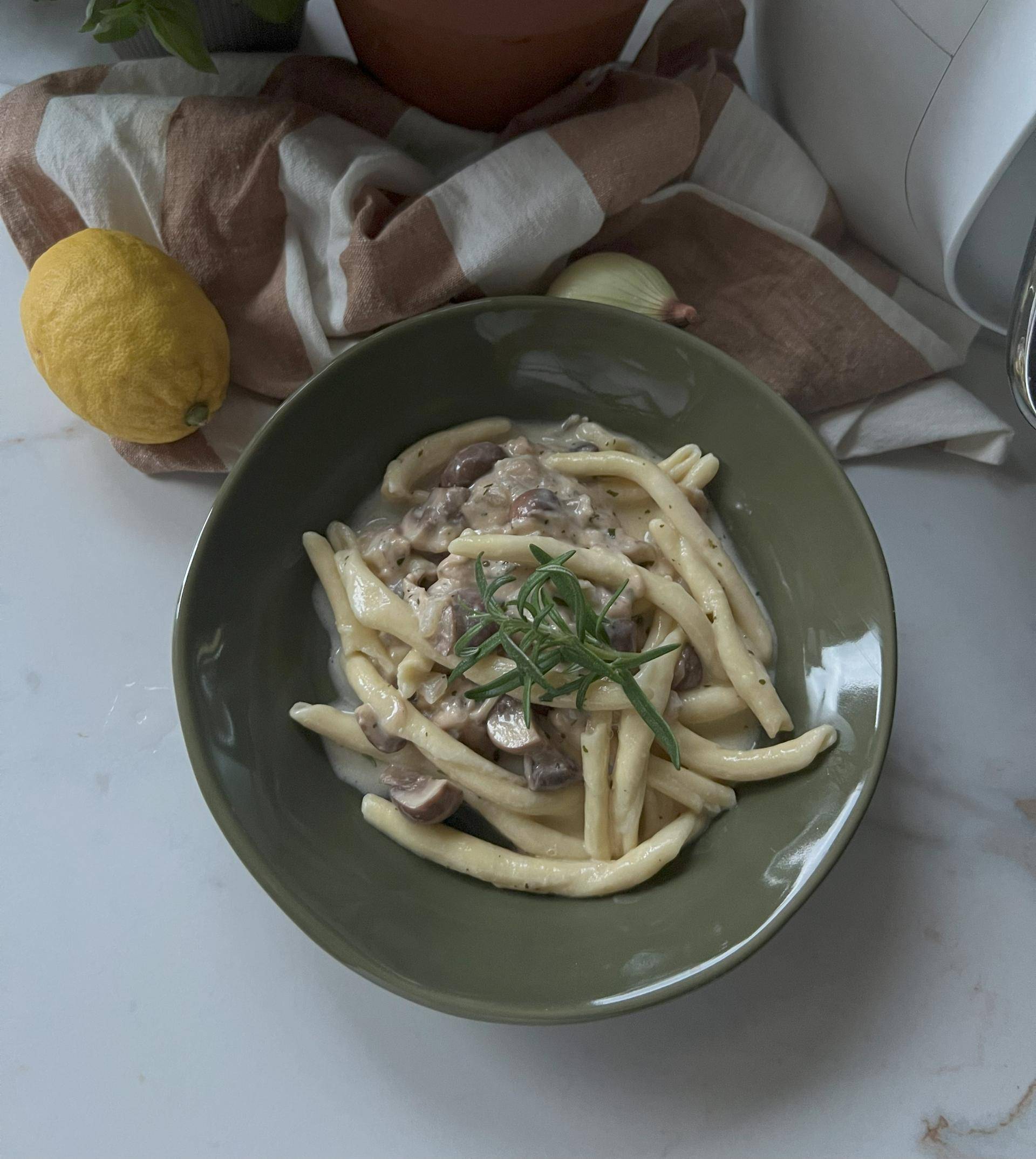 Makaron w mocno serowym sosie z pieczarkami - przepisy Cook4Me | Tefal
