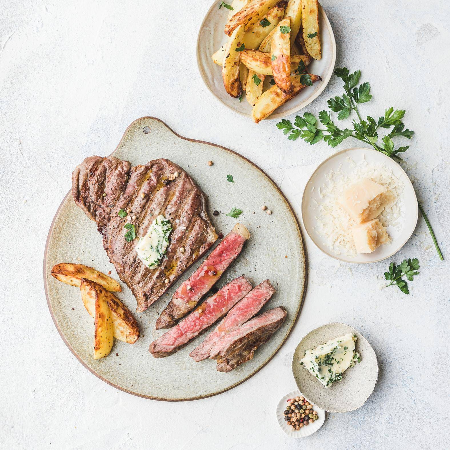 Befsztyk z polędwicy z masłem czosnkowym i ziemniakami posypanymi parmezanem - przepisy Dual EasyFry&Grill | Tefal