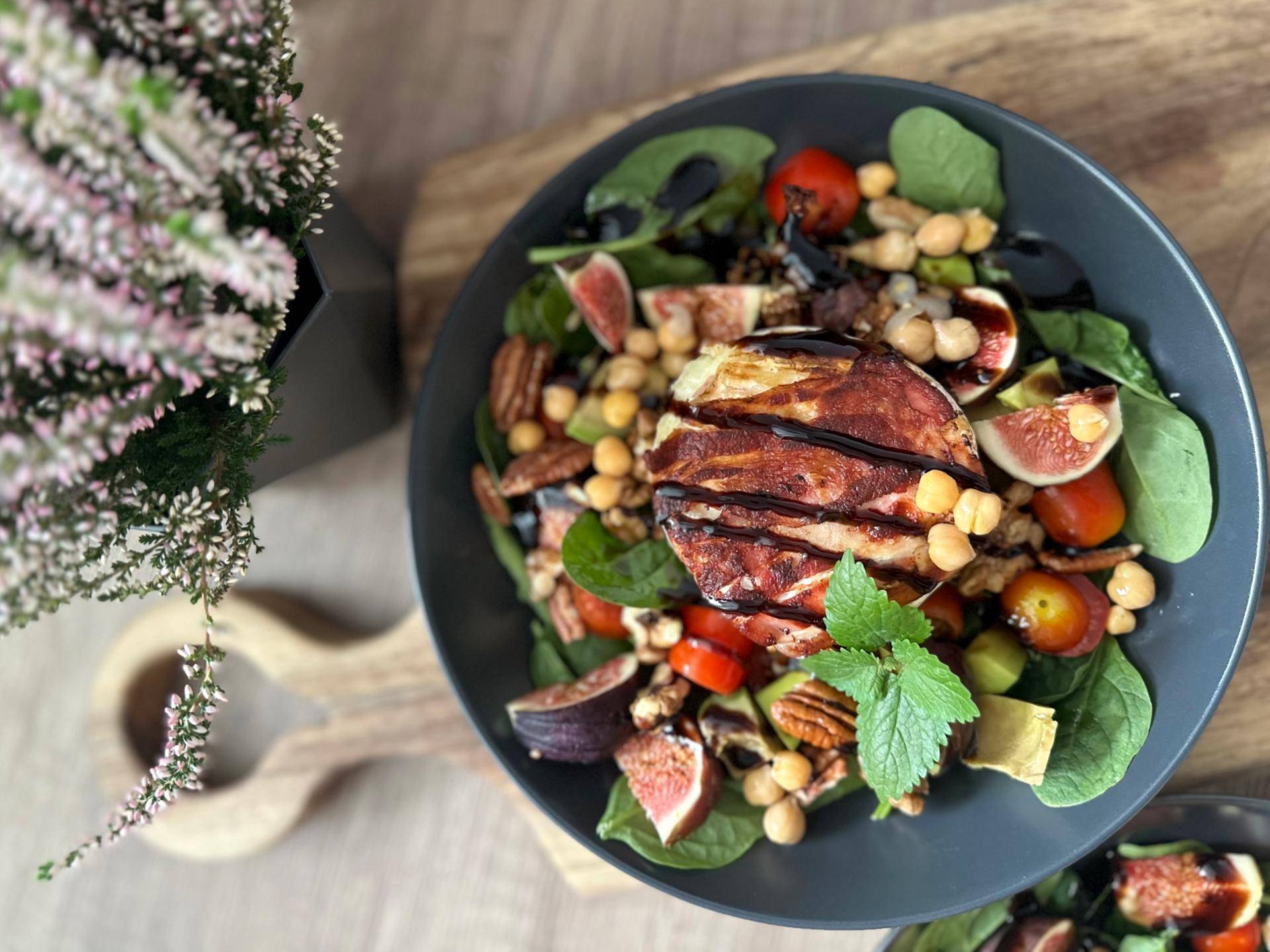 Sałatka ze smażonym camembertem - przepisy Cook4Me | Tefal