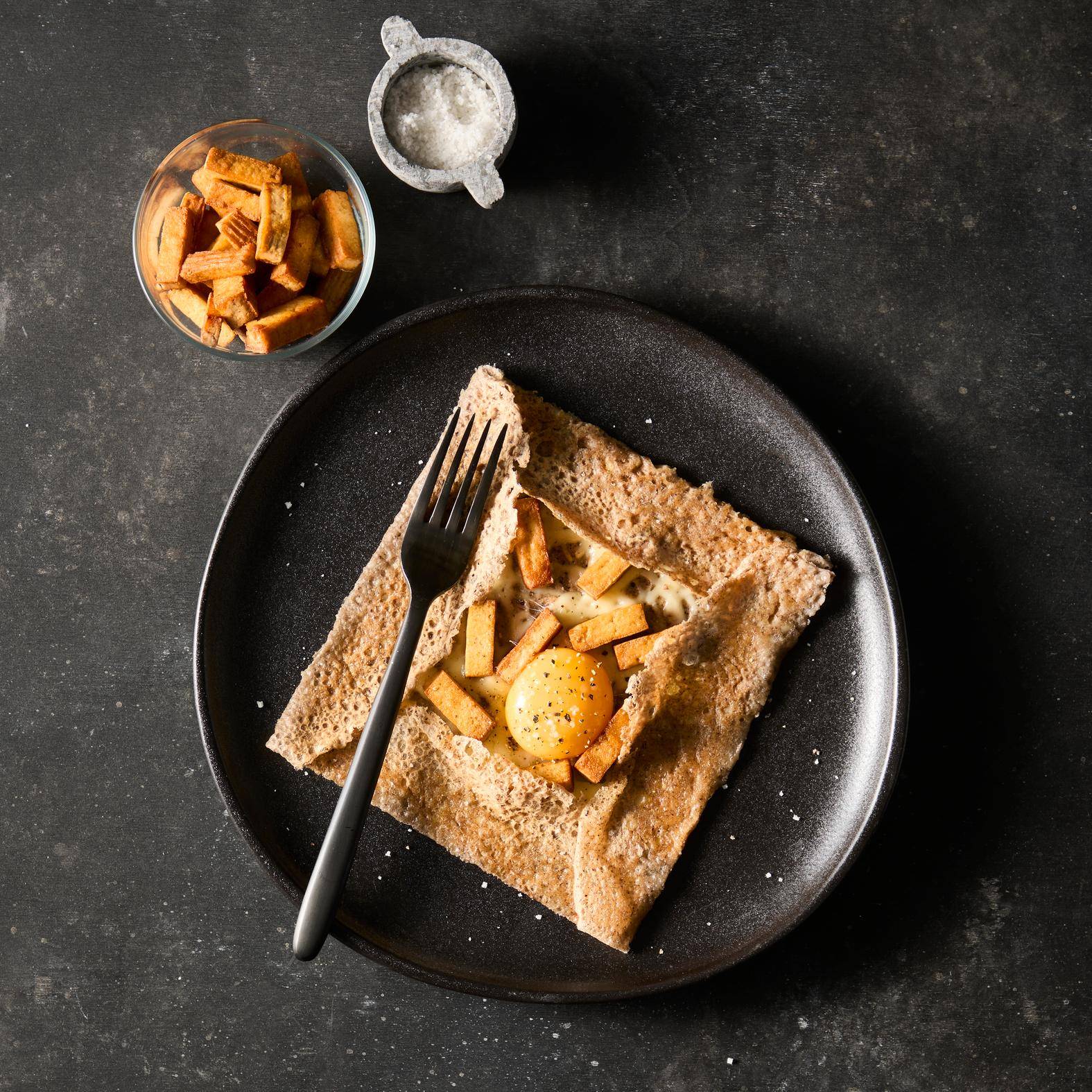 Pełnoziarnisty naleśnik gryczany z jajkiem sadzonym i wędzonym tofu - przepisy Patelnie i Garnki | Tefal