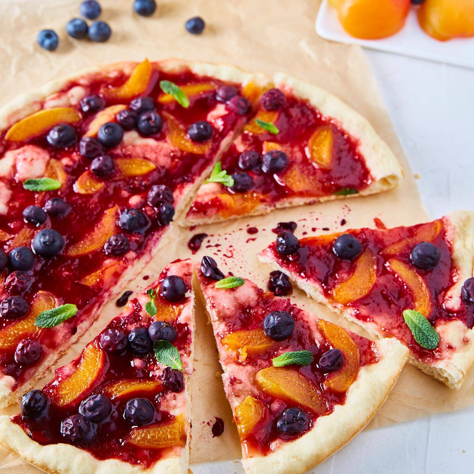 Słodka pizza z morelami i borówkami - przepisy Easy Fry XL Surface | Tefal