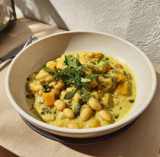 Curry z białej fasoli z mleczkiem kokosowym - przepisy Patelnie i Garnki | Tefal