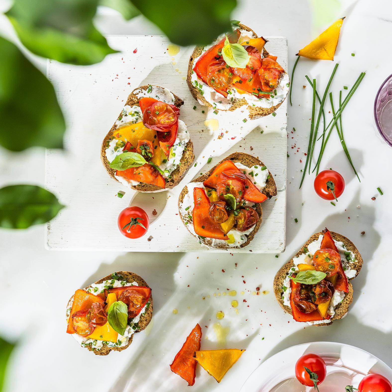 Bruschetta z czerwoną i żółtą papryką - przepisy Easy Fry Max | Tefal